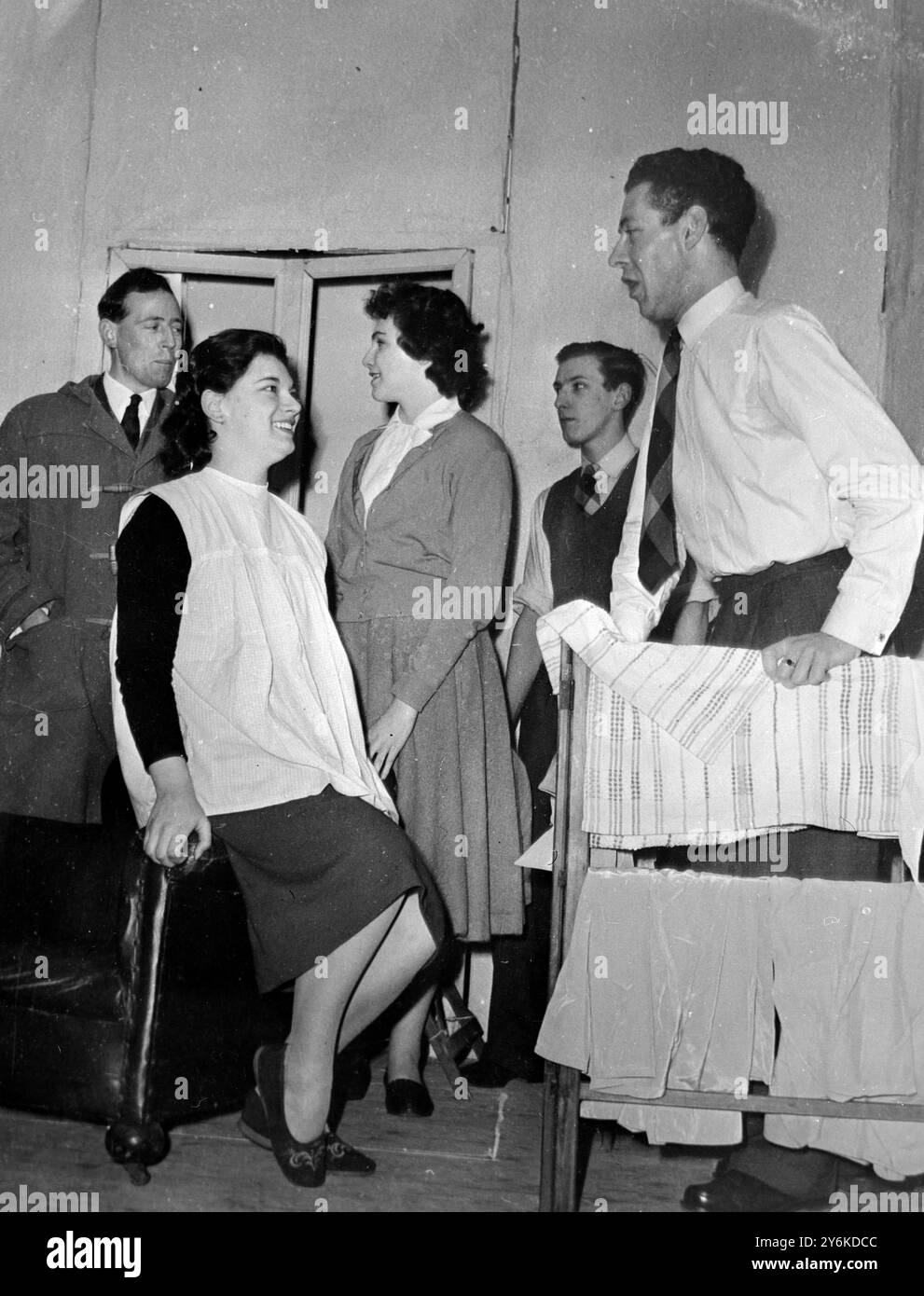 Judith Stapleton (centro) attrice appartenente al St. Nicholas and St. Paith Youth Group di Saltash. Dietro di lei c'e' la compagna Jacqueline Clift e a destra c'e' Kenneth Speare - 11 marzo 1959. ©TopFoto Foto Stock Judith Stapleton (centro) attrice appartenente al St. Nicholas and St. Paith Youth Group di Saltash. Dietro di lei c'e' la compagna Jacqueline Clift e a destra c'e' Kenneth Speare - 11 marzo 1959. ©TopFoto Foto Stock