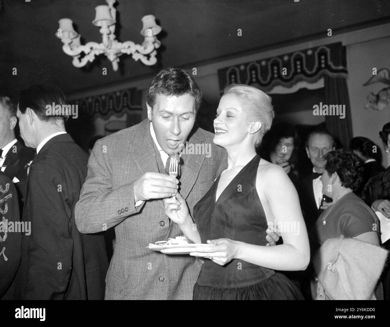 Il drammaturgo britannico John Osborne riceve un gustoso spuntino dalla sua bella moglie Mary Ure allo Stratford Memorial Theatre. - 8 aprile 1959. ©TopFoto Foto Stock