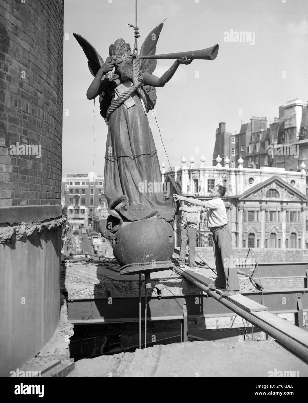 Gli operai si preparano ad abbassare la Lady of the Old Gaiety Theatre, che è in fase di demolizione per far posto al nuovo edificio elettrico inglese. La Signora una volta occupava una posizione in cima alla cupola. È una splendida figura realizzata in teak, alta circa 25 metri e con un peso compreso tra 20 e 30 cwt. Ora occuperà una posizione all'interno del nuovo edificio English Electric. 21 agosto 1957. ©TopFoto Foto Stock