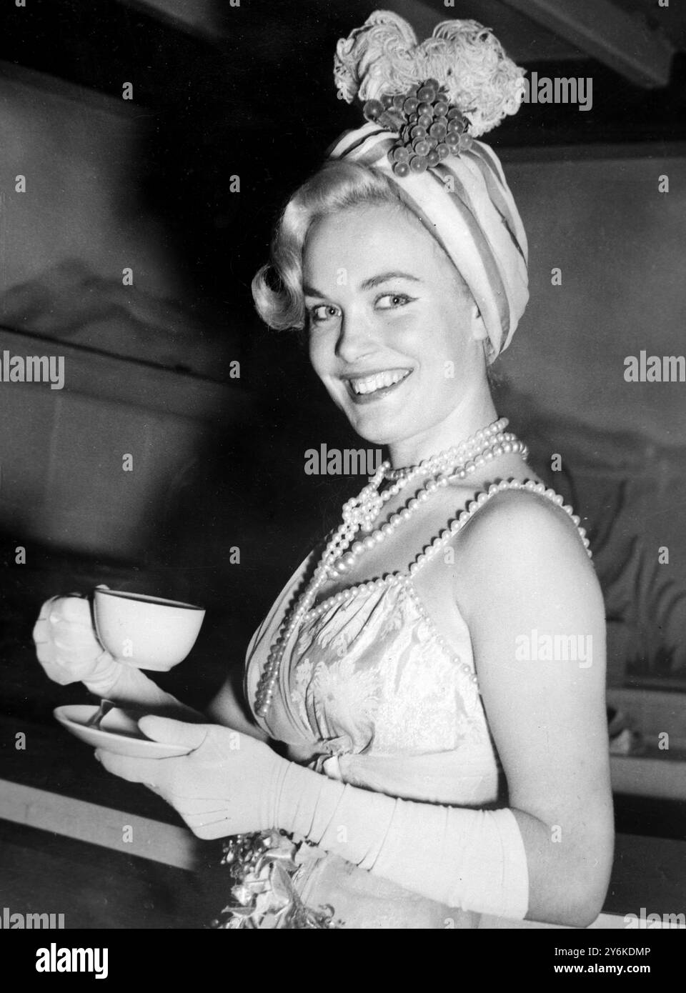 Shirley Eaton con un copricapo piumato e fruttato (17 anni) e il più giovane interprete che partecipa al Royal Variety Show - 1 novembre 1954. ©TopFoto Foto Stock