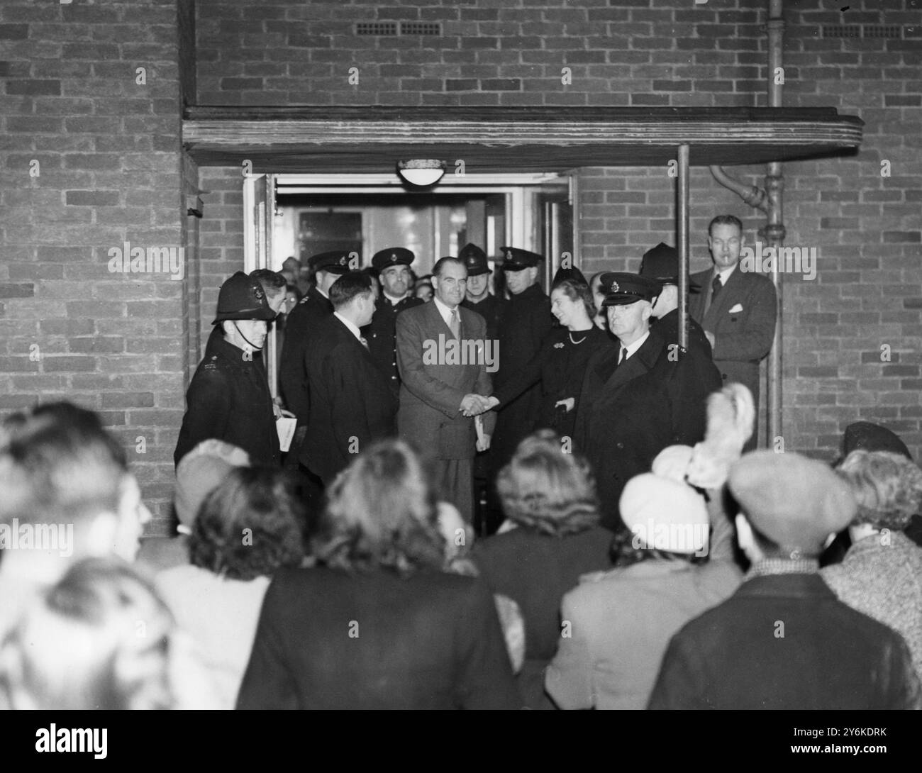 Elezioni di Dartford ottobre 1951 - Miss Margaret Roberts (che sarà la signora Dennis Thatcher - Margaret Thatcher) alle elezioni di Dartford del 1951 e a quel tempo la più giovane candidata conservatrice di sempre. Visto qui con Norman Noel Dodds (25 dicembre 1903 - 22 agosto 1965) - politico cooperativo laburista britannico e vincitore delle elezioni. Fu membro del Parlamento per Dartford dal 1945 al 1955, e poi per Erith e Crayford dal 1955 fino alla sua morte nel 1965, all'età di 61 anni. ©TopFoto Foto Stock