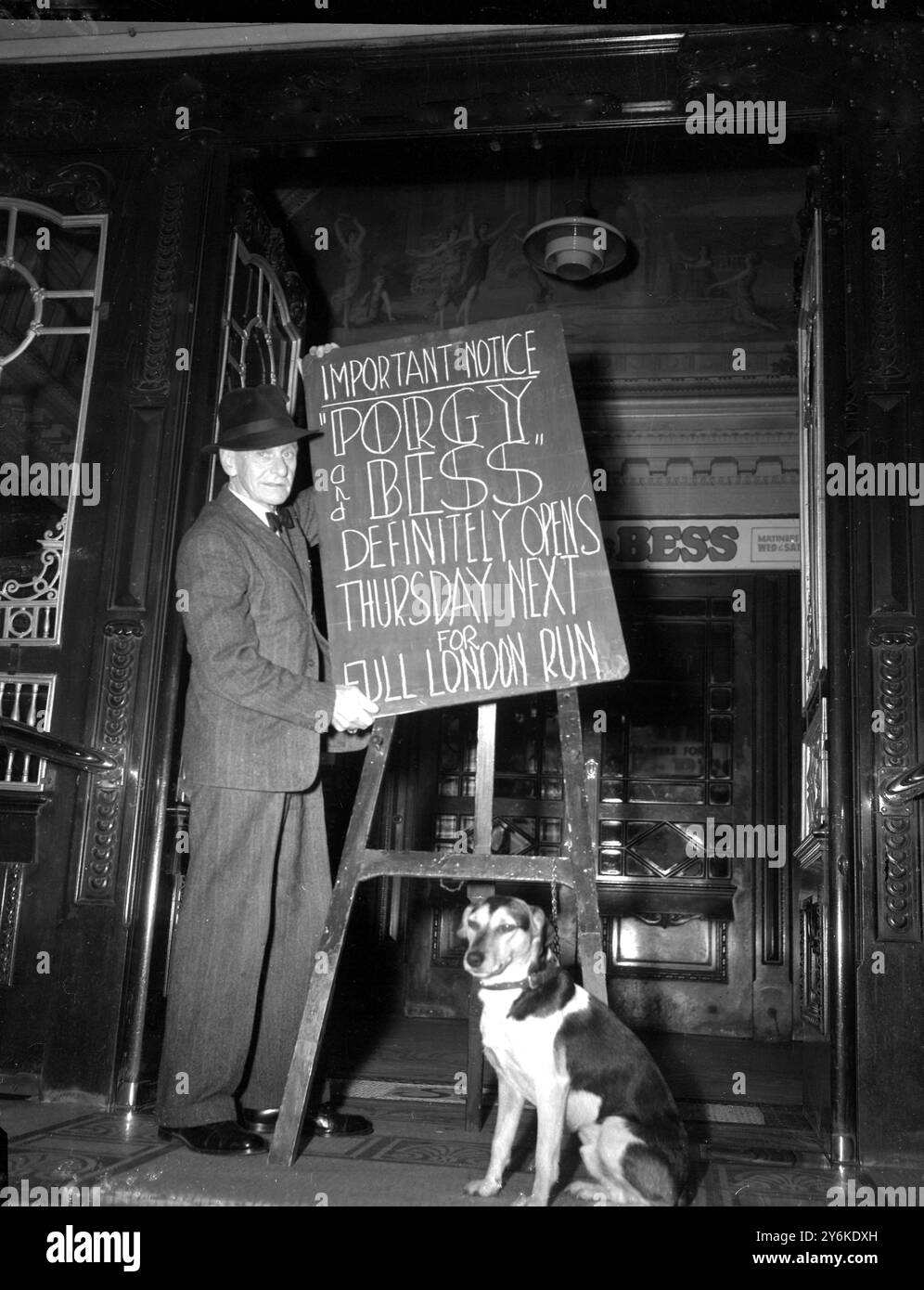 Jimmy Matthews, portiere dello Stoll Theatre, mette in risalto l'avviso fuori dal teatro, a Kingsway di Londra, dicendo che l'opera PORGY AND BESS di George Gershwin aprirà sicuramente per la corsa di Londra, sfidando così il divieto dell'Unione dei musicisti britannici su Mr. Alexander Smallens, il direttore americano. il sindacato ha detto che, a meno che un direttore inglese non prenda il sopravvento, non lasceranno suonare i loro uomini. Mr. Blevins Davis, il produttore americano dello spettacolo è determinato a suonare la sua stagione, ma sarebbe in una posizione difficile se l'unione ritirasse l'orchestra. L'Unione dei musicisti rilassò la loro ba Foto Stock