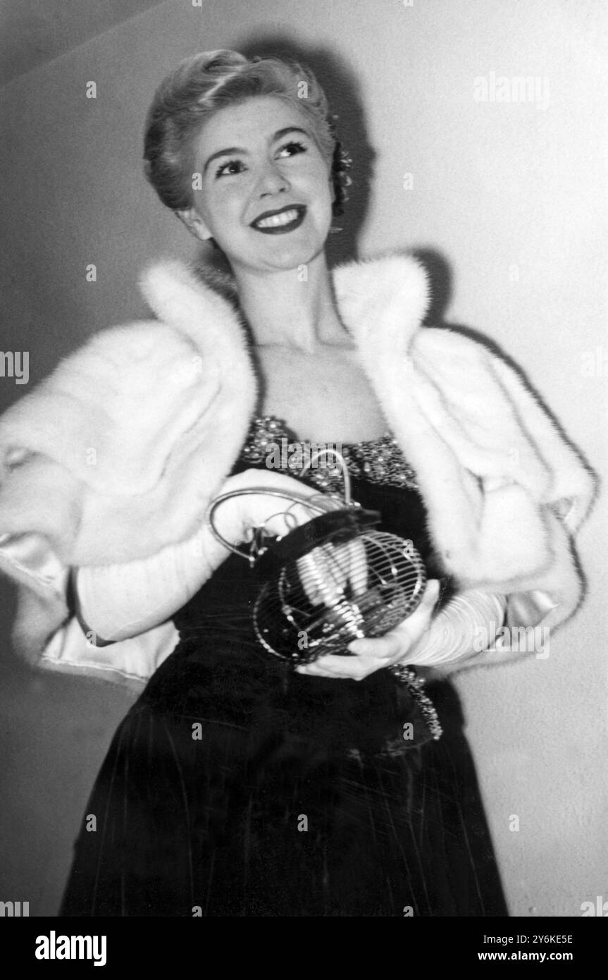 Kathleen Moody : attrice qui presente a Noel Cowards recita valori relativi al Savoy Theatre con una borsa fuori dal comune a gabbia per uccelli 29 novembre 1951 Foto Stock