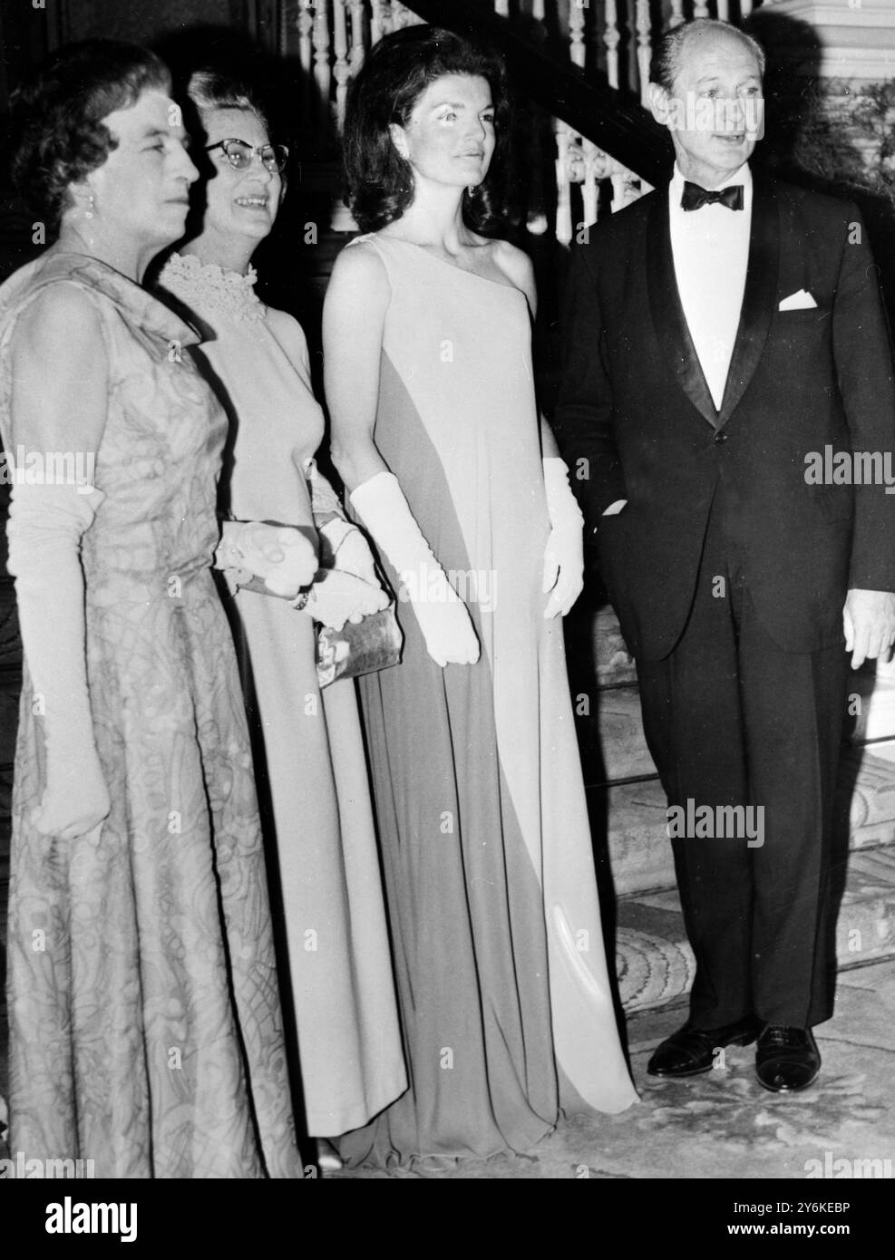 Dublino, Irlanda: Si vedono da destra a sinistra in una cena in onore della signora John F. Kennedy alla St Patrick's Hall, Castello di Dublino, il 30 giugno sono i Premier irlandesi Jack Lynch, John F. Kennedy, Jack Lynch e Frank Aiken, moglie del Ministro degli affari esteri irlandese, che attualmente si trova a New York per affari delle Nazioni Unite, la signora Kennedy è attualmente in vacanza in Irlanda con i suoi due figli Foto Stock