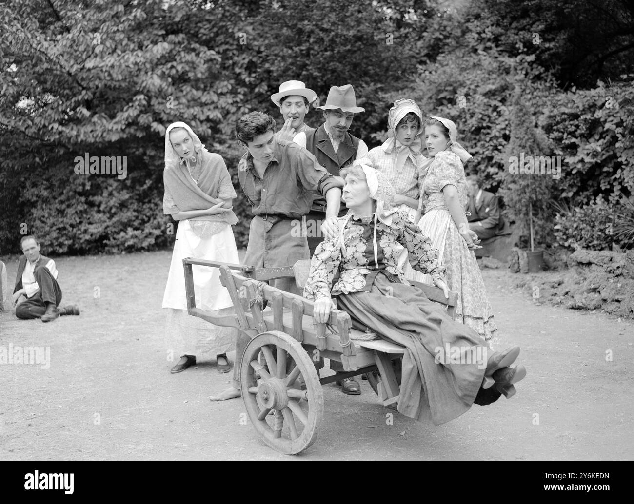 Ronald Lewis e' 'il ragazzo con il carro' e Louise Hampton, sua madre al Teatro all'aperto, Regent's Park produzione dell'opera teatrale di Christopher Fry con quel nome - 29 luglio 1952 ©TopFoto Foto Stock