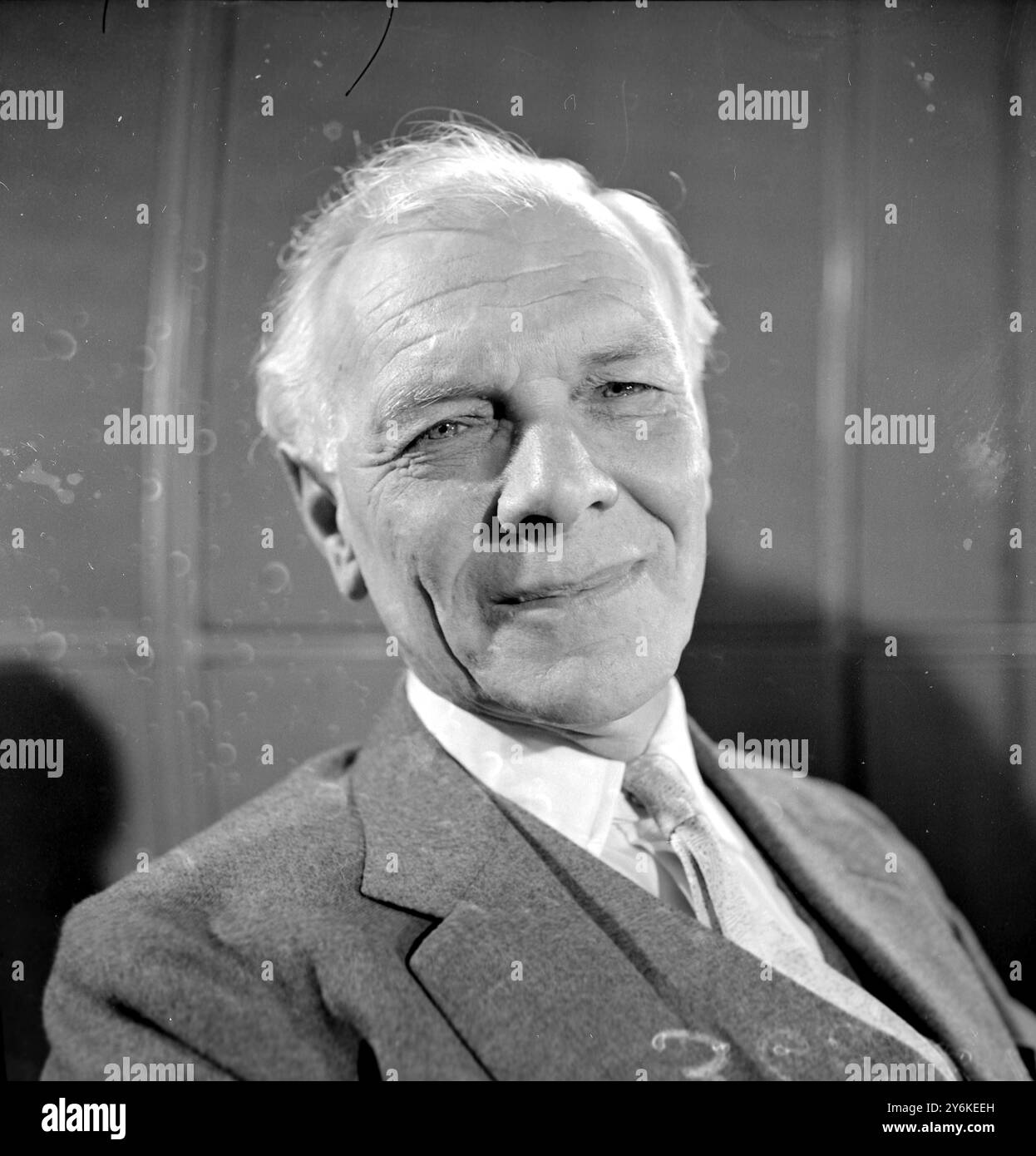Malcolm Muggeridge, malizioso ex-editore della rivista Punch. Thomas Malcolm Muggeridge (Croydon, Surrey, Inghilterra, 24 marzo 1903 – 14 novembre 1990) è stato un giornalista, autore, satira, personalità dei media, soldato-spia e infine un convertito e scrittore cristiano.1958 ©TopFoto Foto Stock