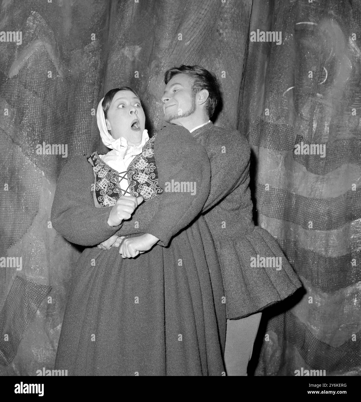 Attrice Peggy Mount farsi coccolare da Mercutio (attore Alec McCowen) nella nuova produzione dell'Old Vic della tragedia di Shakespeare ROMEO E GIULIETTA al Waterloo Road Theatre. La signorina Mount interpreterà l'infermiera di Juliet. Foto 30 settembre 1960. ©TopFoto Foto Stock