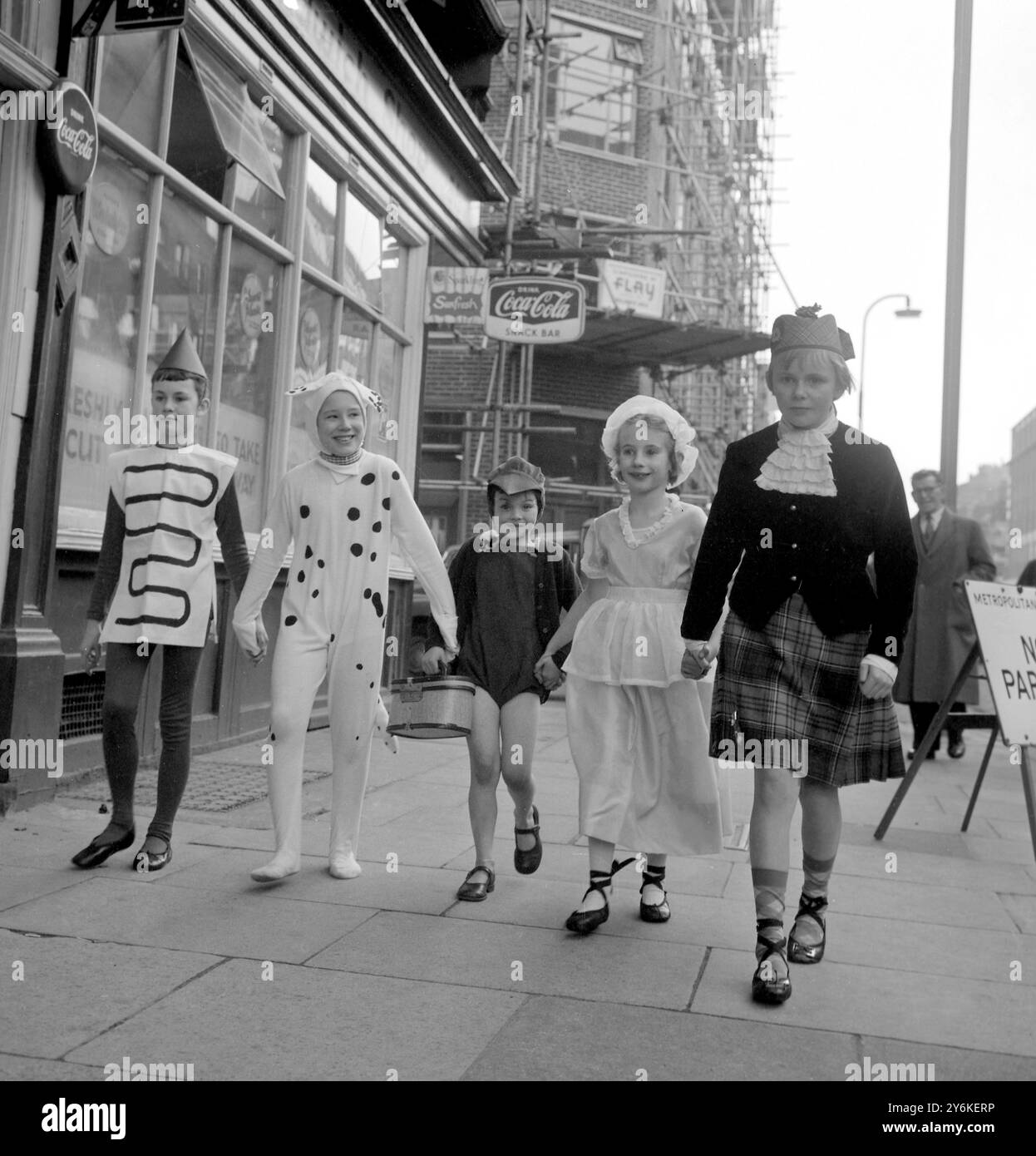 (l-r) Maralyn Clark (11) dalla Potters Bar High School, Jean de Wolf (10) di Windsor, Joanne Fisher (6) di Windsor, Sheila Roddy (7) di Windsor e Sally-Ann Bookless (9) di Windsor. Queste cinque ragazze arrivano in costume per la prova generale di ARIE E GRAZIE, uno spettacolo di danza da parte di bambini della società persone messe in aiuto della società aiuto delle forze e laboratori Lord Roberts al Teatro alla Scala il 3 dicembre 1960. Foto scattata il 2 dicembre 1960. ©TopFoto Foto Stock