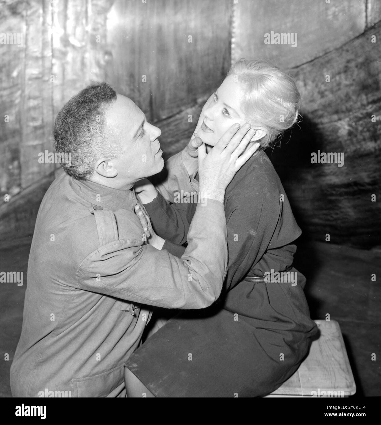 Personaggio attore George Rose (George Walter Rose; nato il 19 febbraio 19200 premendo le guance di una moderna "antica" Mary Ure, l'attrice moglie del giovane drammaturgo arrabbiato John Osborne sul palco del Royal Court Theatre, Sloane Square, Londra. Entrambi recitano ruoli di primo piano in TRIALS BY LOGUE - foto 22 novembre 1960. ©TopFoto Foto Stock