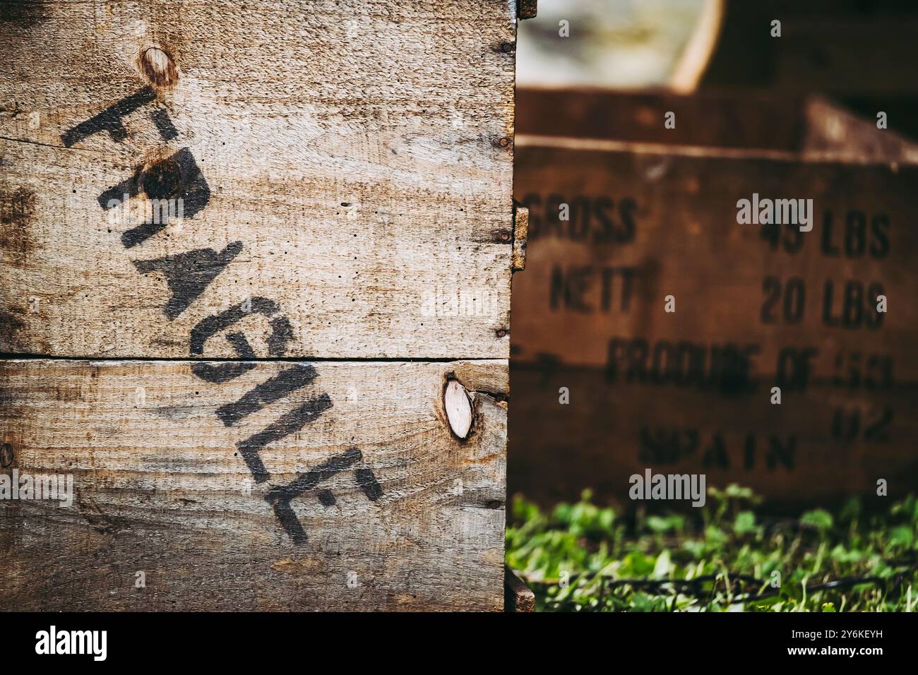 Scatola di legno invecchiata con scritta francese "fragile" Foto Stock