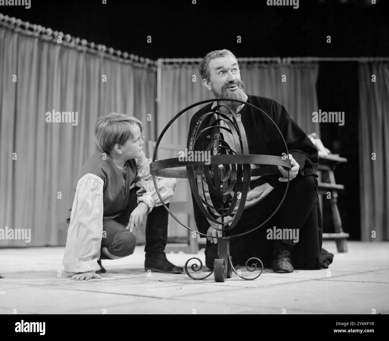 La vita di Galileo di Brecht - scienziato Galileo interpretato da Bernard Miles, il "padre" del Teatro delle sirene, spiega al suo apprendista Andrea (Michael Platt) la sua teoria secondo cui la terra non era in realtà il centro di tutta la creazione, ma ruotava intorno al sole - foto scattata il 15 giugno 1960. ©TopFoto Foto Stock