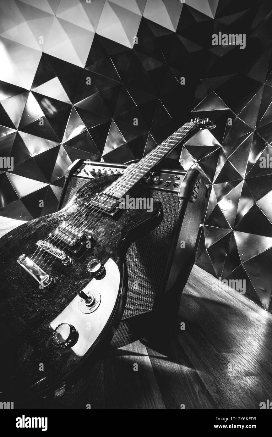 Chitarra elettrica e amplificatore classico su sfondo scuro Foto Stock