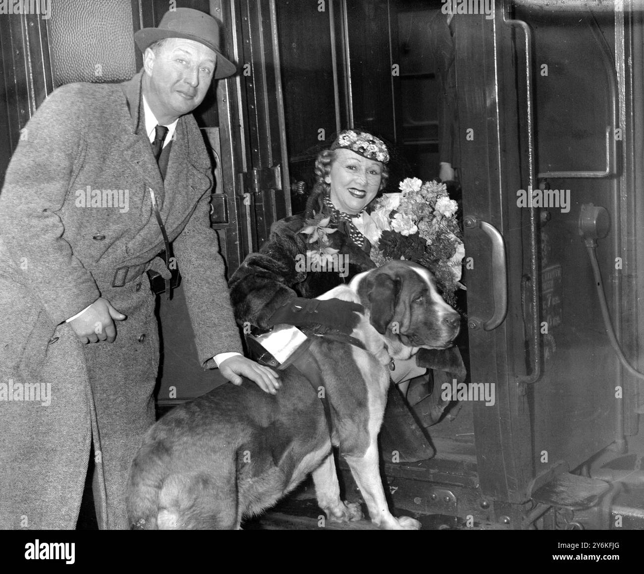 A Waterloo in partenza per il Sudafrica. Miss Luella Paikin, prima donna della Carl Rose Company, e Mr Kingsley Lark, produttore, in partenza per un tour di incoronazione in Sud Africa. 16 aprile 1937 Foto Stock