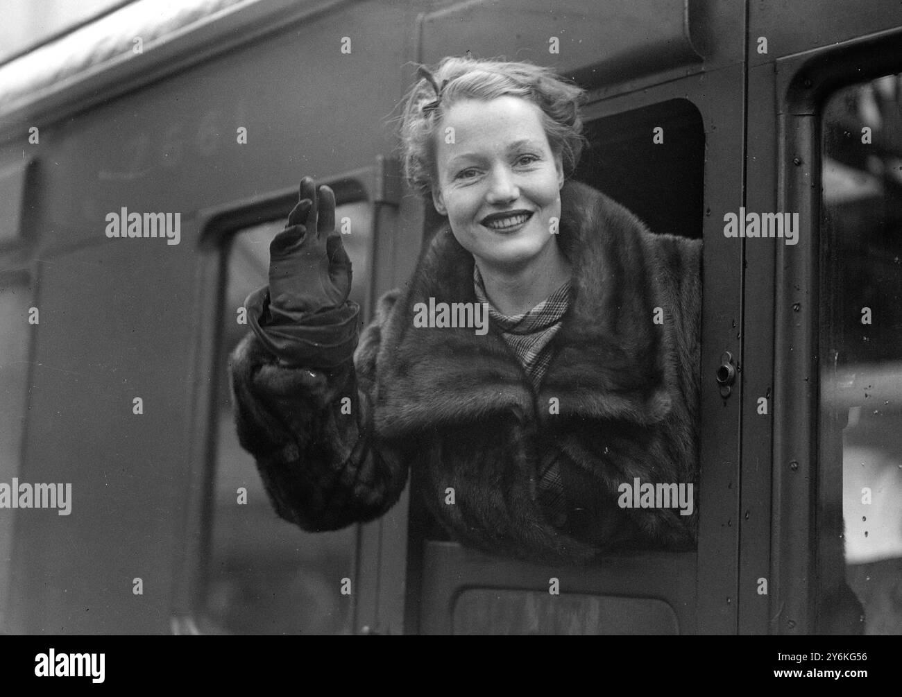 Alla stazione di Waterloo in partenza per New York. Miss Constance Cummings (Miss Ben Levy). CBE (New York, 15 maggio 1910 – New York, 23 novembre 2005) è stata un'attrice britannica, nota per il suo lavoro sia sullo schermo che sul palco. 17 febbraio 1937 © TopFoto Foto Stock