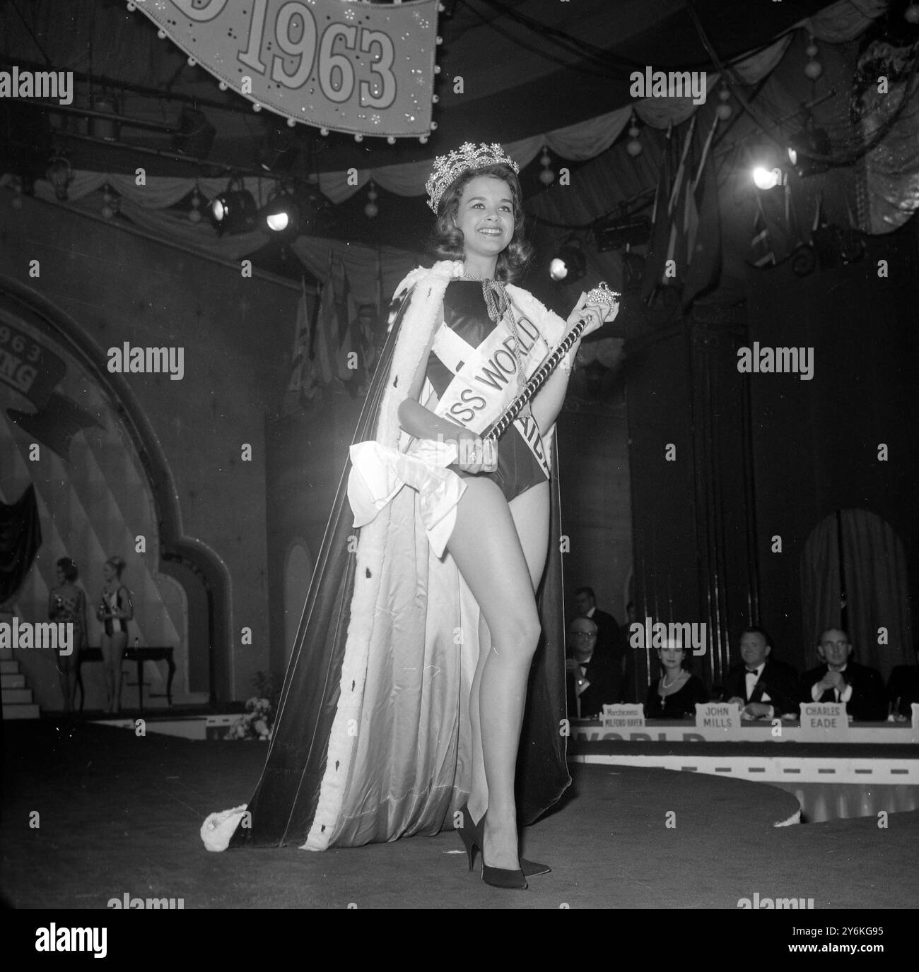 Londra: Queenly Looking, Carole Joan Crawford (20 anni) della Giamaica, è stata incoronata stasera, 'Miss mondo, 1963' nella finale della sala da ballo Lyceum di Londra. Carole, vestita con un costume da bagno monopezzo, è raffigurata sfilare in un mantello rifilato di ermellina dopo la sua incoronazione. La seconda è stata "Miss nuova Zelanda"; la terza è stata "Miss Finlandia" la quarta, "Miss Danimarca" e la quinta "Miss Svezia". Prima di avere il mondo ai suoi piedi, Miss Crawford, regnò durante le festività di una settimana del suo nuovo paese indipendente. 7 novembre 1963 Foto Stock