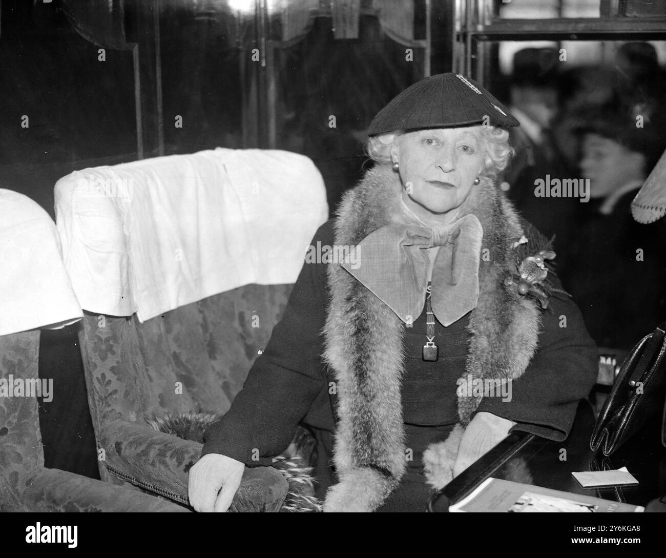Alla stazione di Waterloo in partenza per l'America - Sig.ra Cornelius Vanderbilt il 20 novembre 1935 © TopFoto Foto Stock