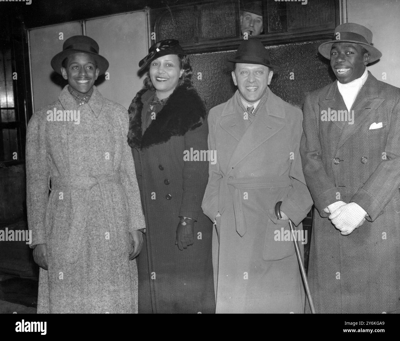 Alla stazione di Waterloo - Mr Lew Leslie, il produttore teatrale, e 3 membri del cast per la sua nuova edizione di 'Blackbirds' il 13 dicembre 1935 © TopFoto Foto Stock