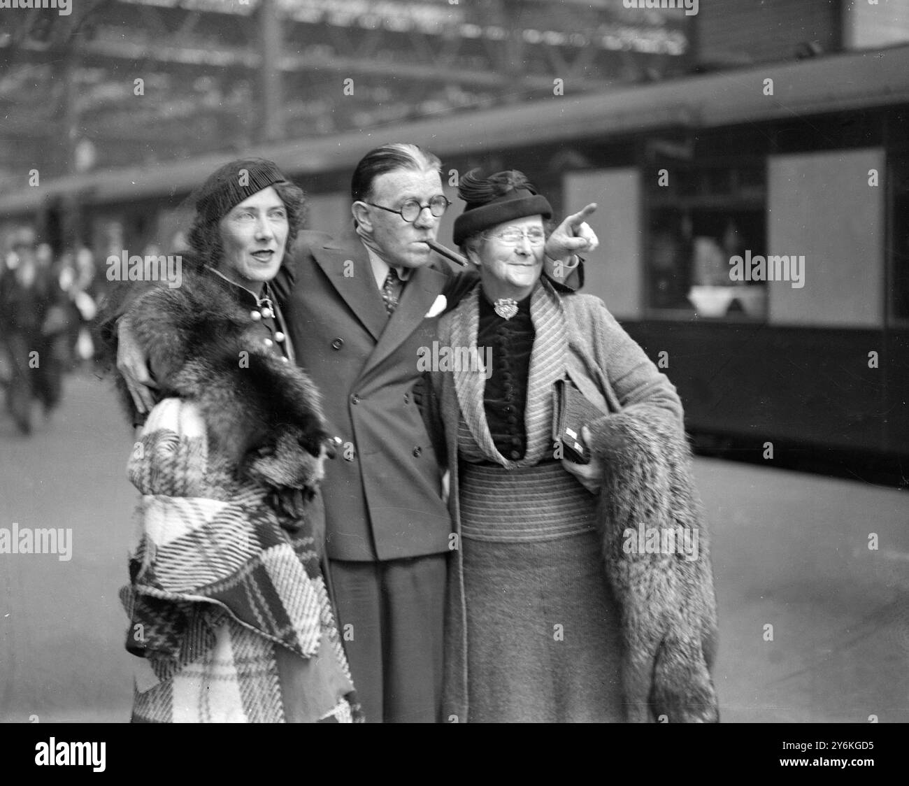 Alla stazione di Waterloo arrivando dagli U.S.A. Wolsey (di fama 'Wheeler and Wolsey') con sua moglie e sua madre il 24 agosto 1936 - Robert Rolla Woolsey (Carbondale, 14 agosto 1888 - 30 ottobre 1938) è stato un comico statunitense e metà del team comico degli anni '1930 Wheeler & Woolsey. © TopFoto Foto Stock