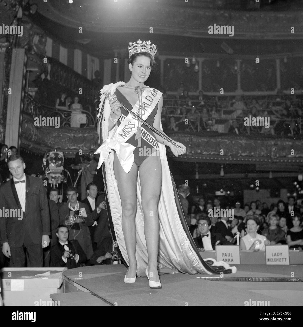 Londra: Miss Regno Unito, la ventenne Ann Sydney (al centro) stasera è diventata "Miss mondo 1964" da una schiera di 42 bellezze internazionali: Ed è raffigurata sul palco dopo la sua incoronazione al Lyceum Ballroom di Londra ricevendo consensi. Il diritto del vincitore è il cantante statunitense Paul Anka (occhiali che catturano la luce) che è stato uno dei giudici. Seconda è stata Miss Argentina, Ann Maria Soria (23 anni) e terza classificata Miss Free China, Linda Lin (22 anni). 12 novembre 1964 Foto Stock