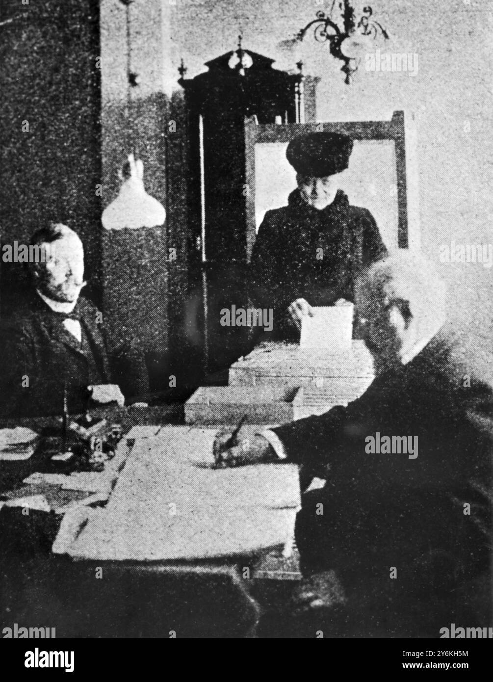 Un'anziana signora getta il suo voto in un seggio elettorale a Helsinki durante le prime elezioni generali in Finlandia nel 1907 credito: TopFoto.co.uk Foto Stock