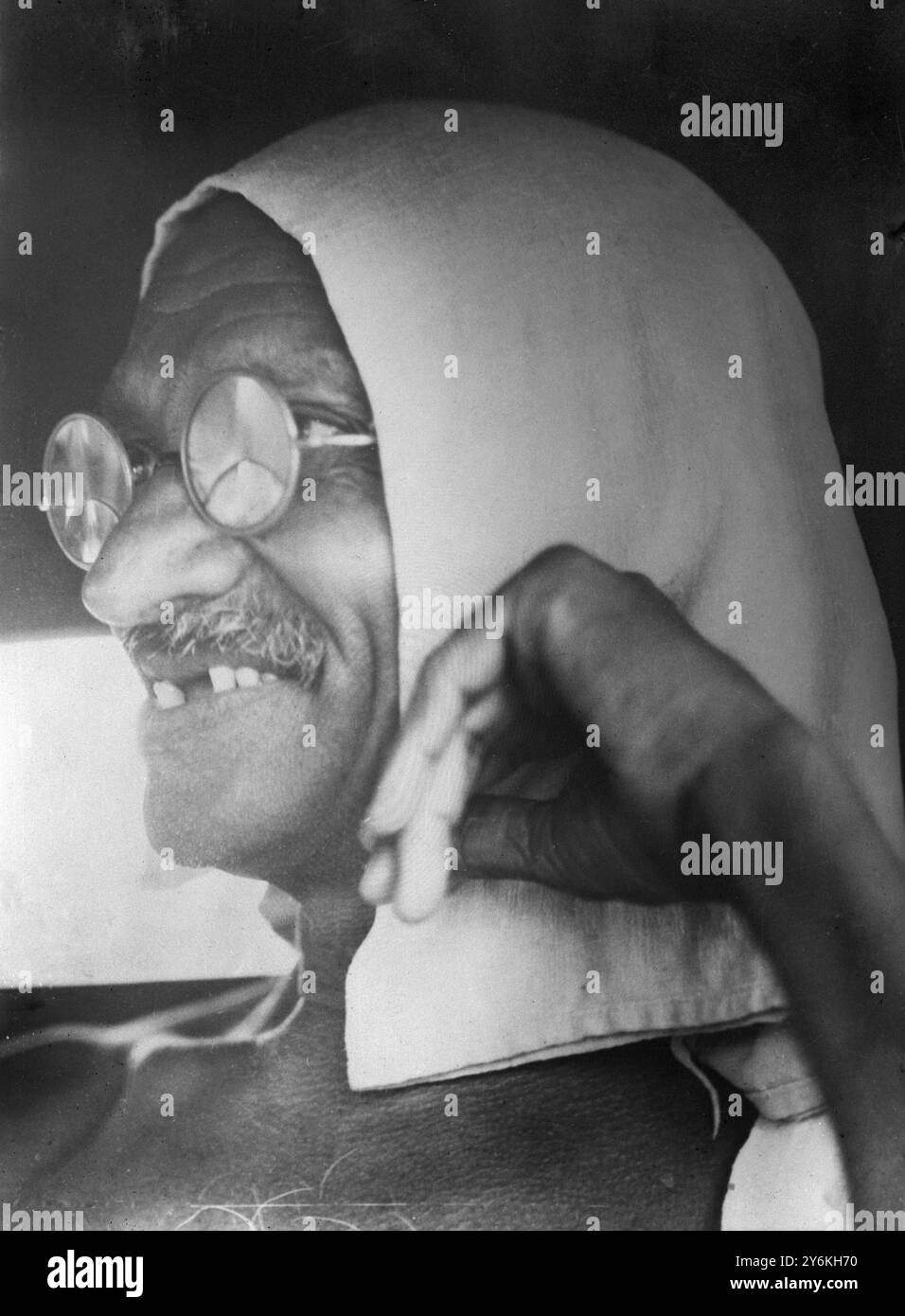 Mohandas Karamchand Gandhi ha raffigurato sorridere ai suoi seguaci alla vigilia del suo arresto - 4 maggio 1930 Un importante leader politico e spirituale dell'India e del movimento indipendentista indiano. Fu il pioniere della resistenza Satyagraha alla tirannia attraverso la disobbedienza civile di massa, saldamente fondata sull'ahimsa o sulla totale non violenza che portò l'India all'indipendenza e ispirò movimenti per i diritti civili e la libertà in tutto il mondo. Gandhi è comunemente conosciuto in India e in tutto il mondo come Mahatma Gandhi Credit: TopFoto.co.uk Foto Stock