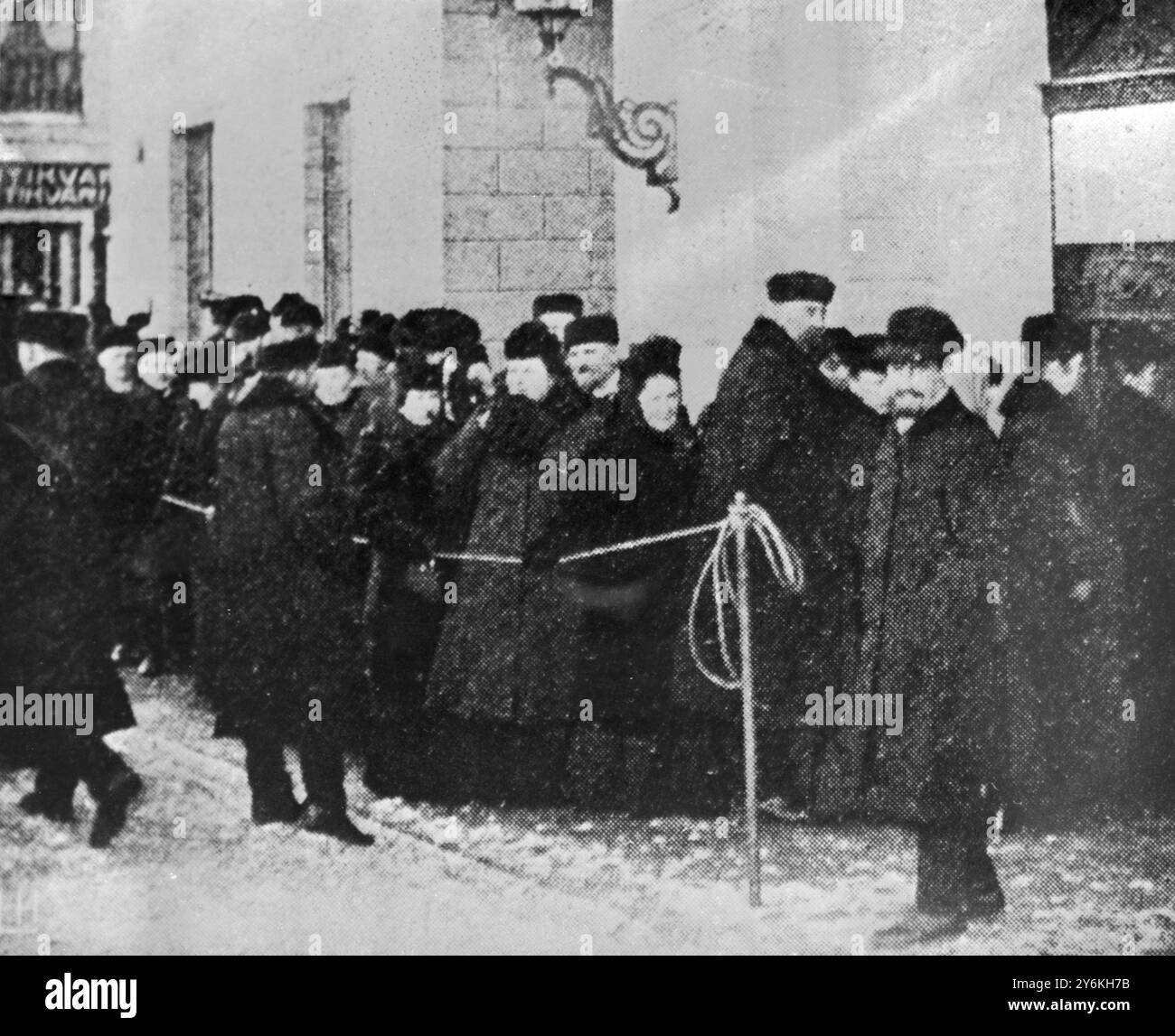 Le persone si allineano per votare in un seggio elettorale a Helsinki per le prime elezioni generali in Finlandia nel 1907 credito: TopFoto.co.uk Foto Stock