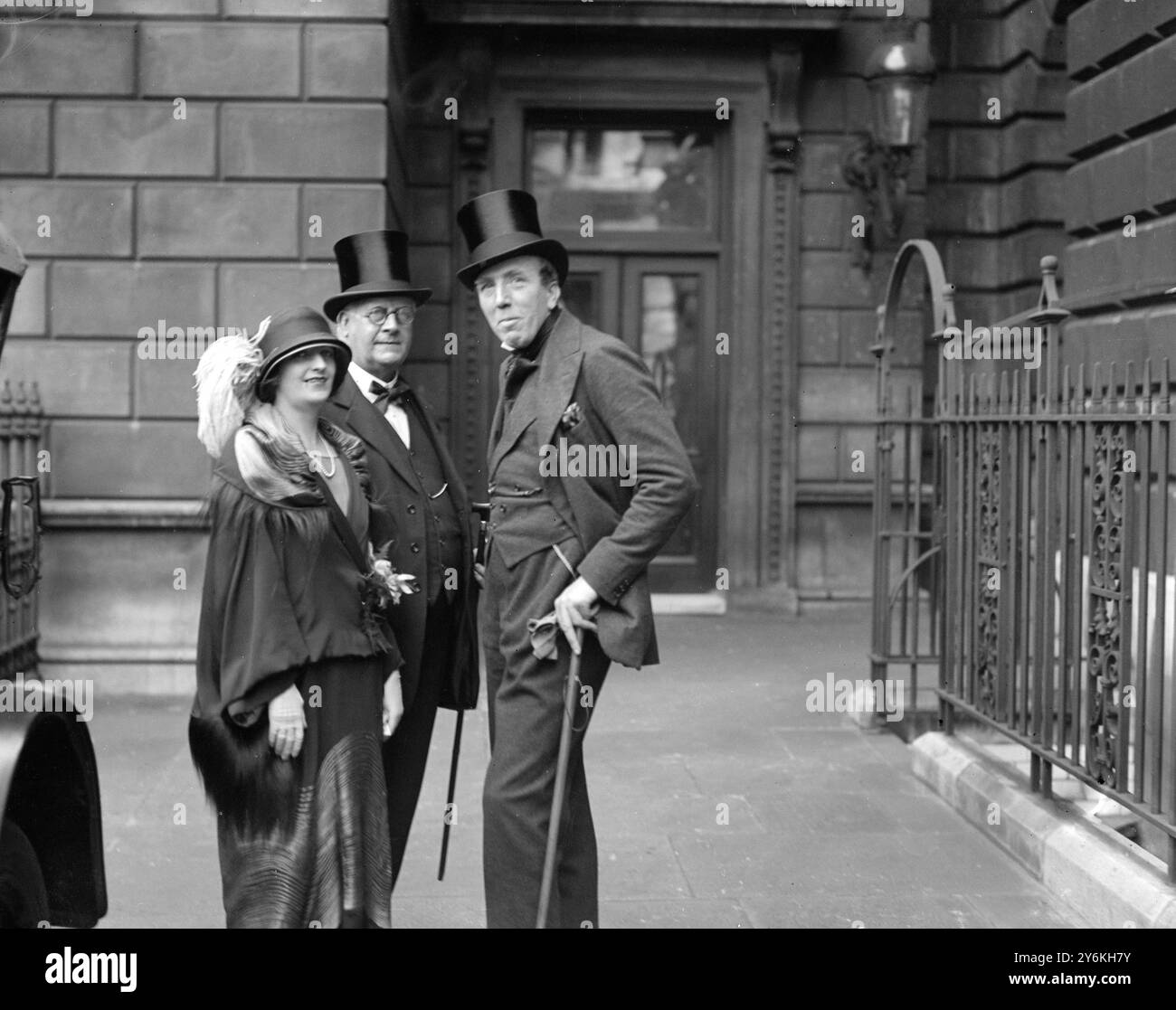 Giornata con vista privata presso l'Accademia F.W. Pomeroy, R. A., la signora Pomeroy e il signor George Belcher (sulla destra). 4 maggio 1923 Foto Stock