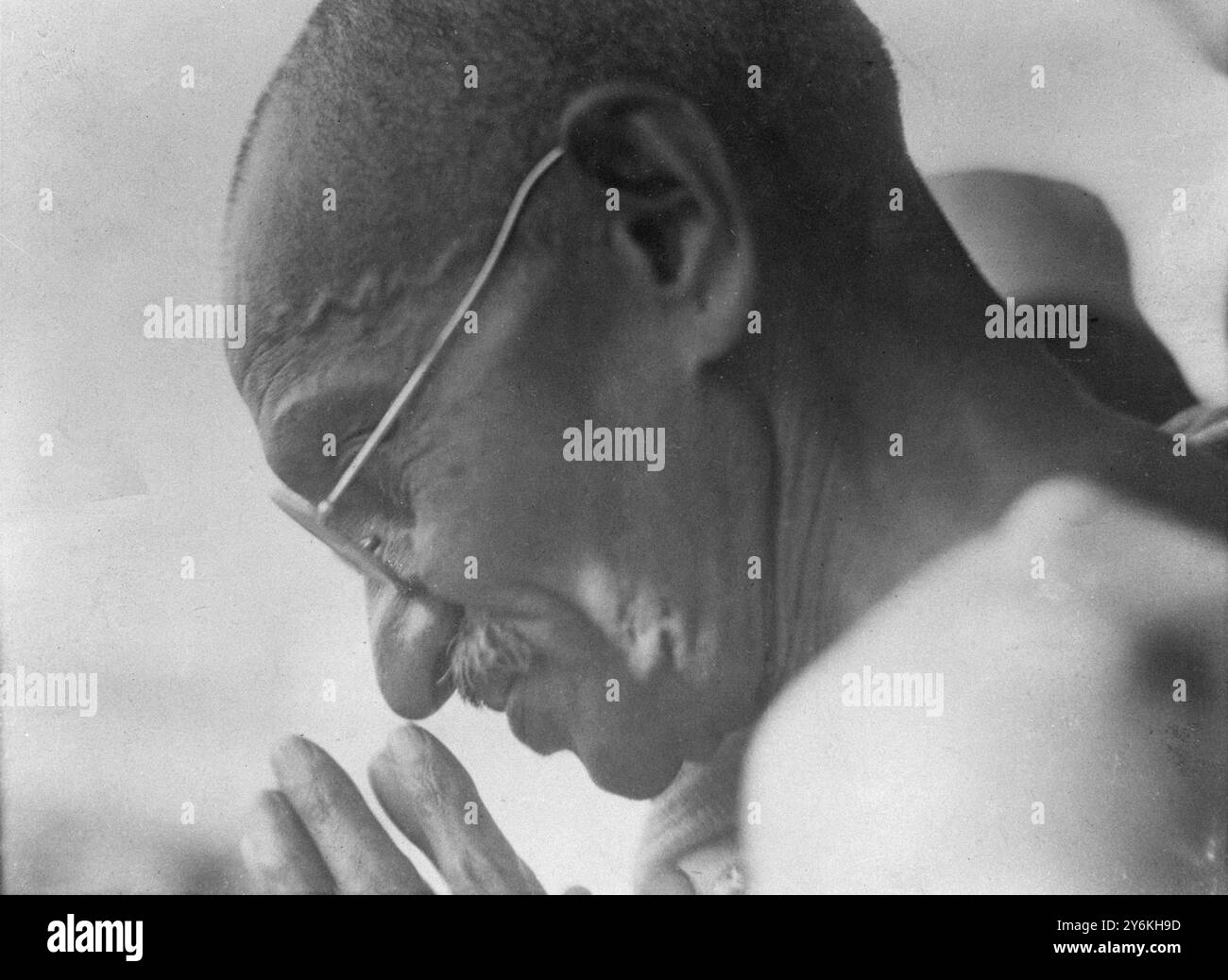 Mohandas Karamchand Gandhi raffigurato in preghiera - aprile 1931 Un importante leader politico e spirituale dell'India e del movimento indipendentista indiano. Fu il pioniere della resistenza Satyagraha alla tirannia attraverso la disobbedienza civile di massa, saldamente fondata sull'ahimsa o sulla totale non violenza che portò l'India all'indipendenza e ispirò movimenti per i diritti civili e la libertà in tutto il mondo. Gandhi è comunemente conosciuto in India e in tutto il mondo come Mahatma Gandhi Credit: TopFoto.co.uk Foto Stock