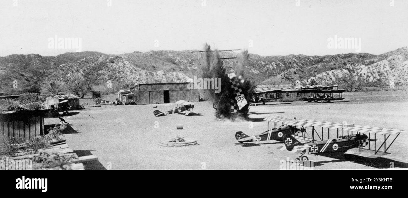 "The Dawn Patrol" Un film del Royal Flying Corps, com'era nei primi giorni della guerra: Un aereo tedesco fatto esplodere da una macchina da incursione britannica. Le cui ali possono essere viste dietro l'esplosione. 13 settembre 1930 Foto Stock