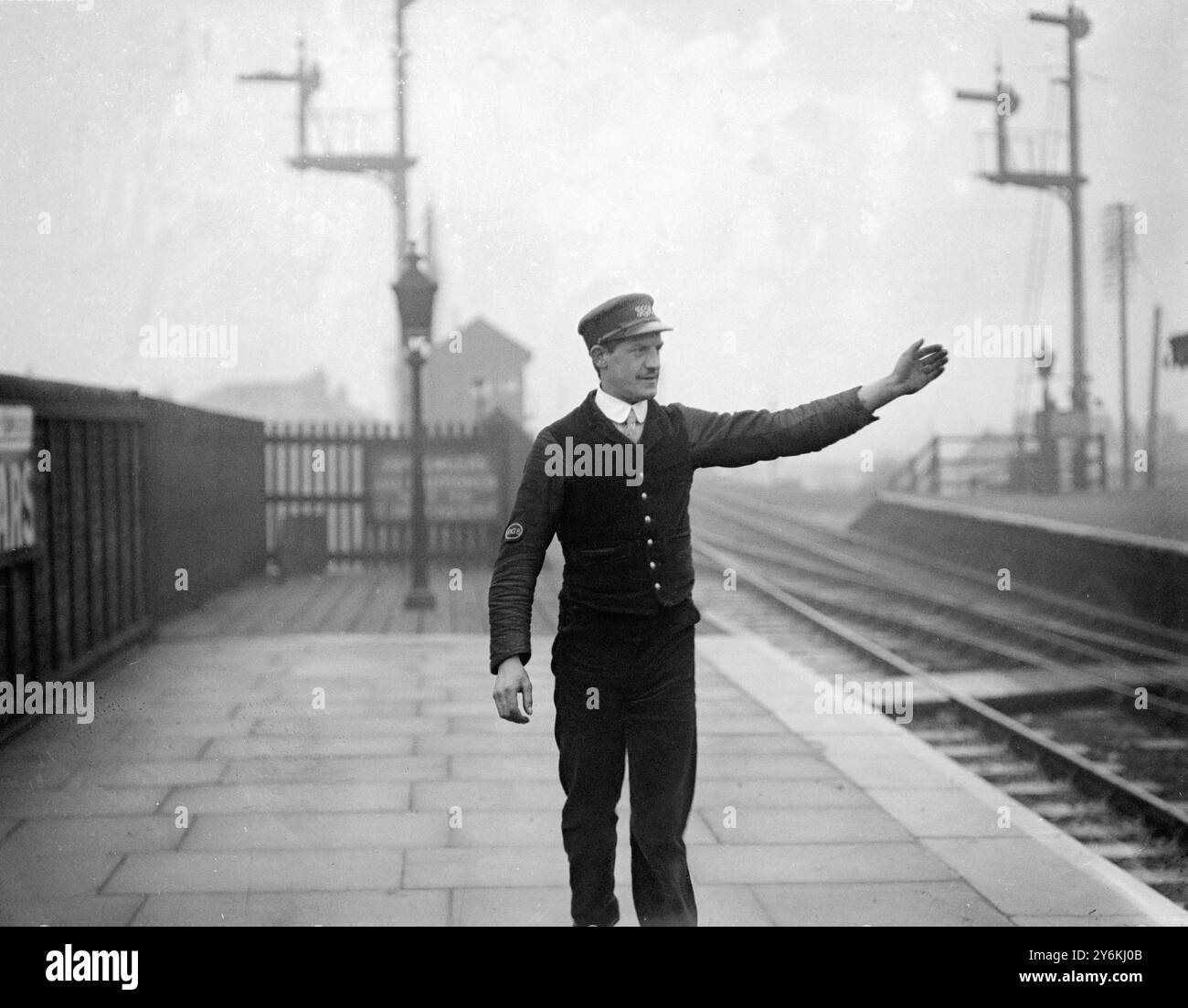 Porter Alex Kirk, conosciuto dai viaggiatori sulla Great Eastern Railway tra Stratford Enfield Lock e Waltham Cross come la notte di Brimsdown, dà avviso ai lavoratori stanchi delle munizioni del loro avvicinamento alla destinazione chiamando il nome della sua stazione con una voce abbastanza forte da svegliare i passeggeri più addormentati. © TopFoto Foto Stock