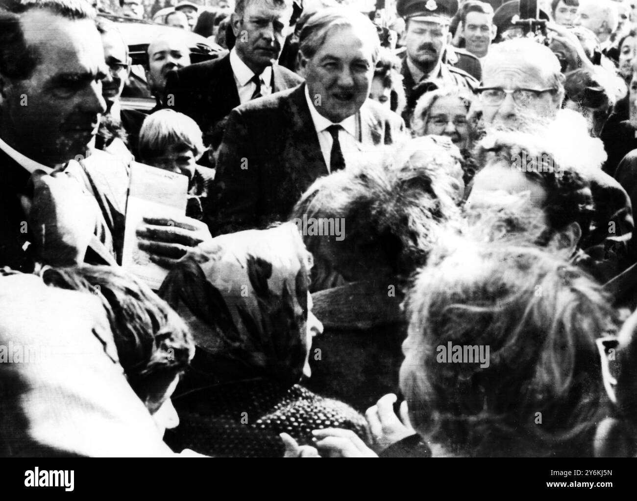 Il Ministro degli interni britannico, Mr James Callaghan (centro), passa lungo le barricate di strada nella zona di Falls Road durante un tour delle scene di recenti rivolte in città. 17 agosto 1969 Foto Stock