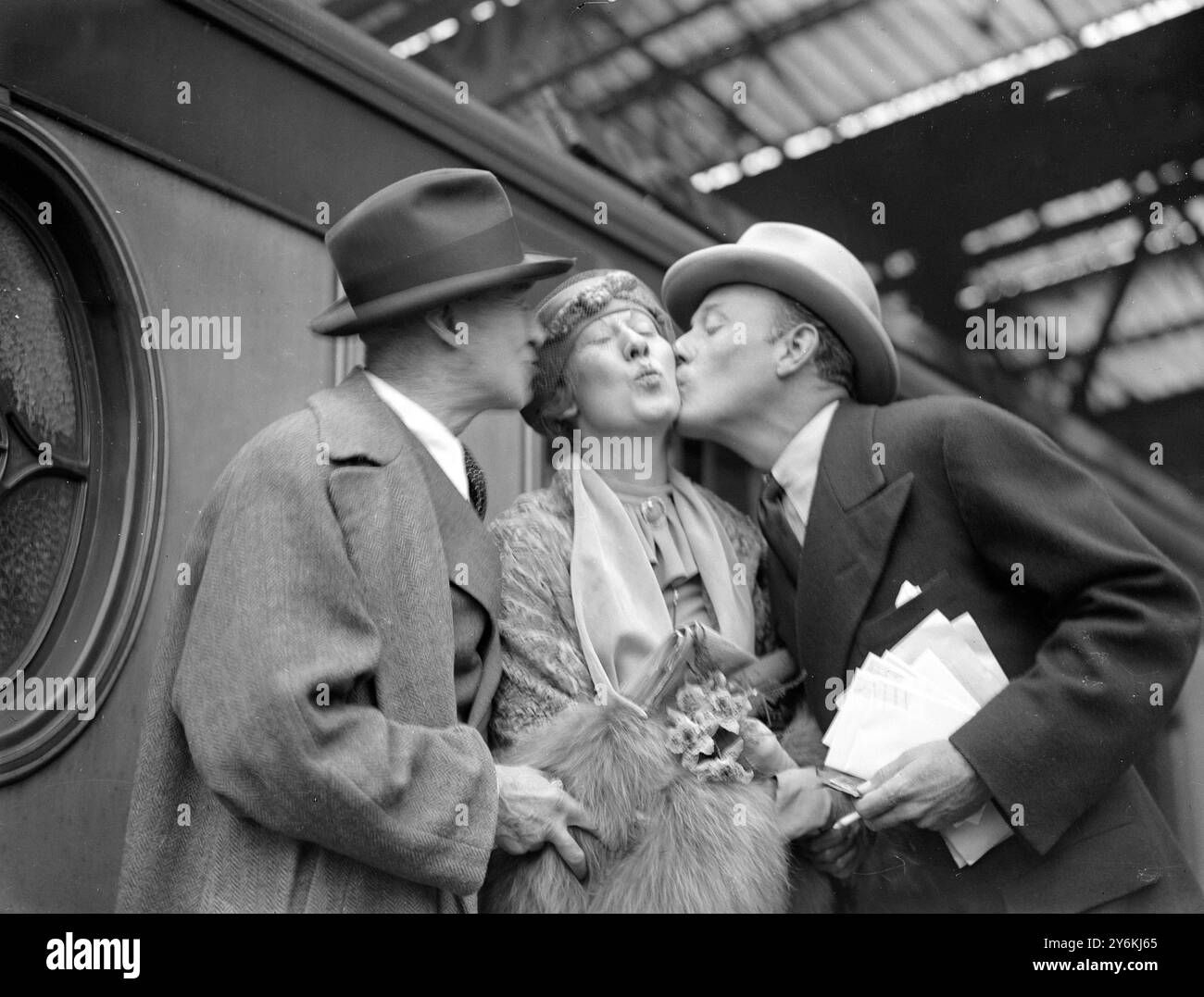 Conrad Nagel offre a Charlotte Greenwood un addio alla stazione di Waterloo il 16 ottobre 1935 Conrad Nagel (16 marzo 1897 - 24 febbraio 1970) è stato un attore statunitense di successo e idolo matinee dell'era del cinema muto e oltre. È stato anche un attore televisivo e radiofonico ben noto. Frances Charlotte Greenwood (25 giugno 1890 – 28 dicembre 1977) è stata un'attrice e ballerina statunitense. © TopFoto Foto Stock