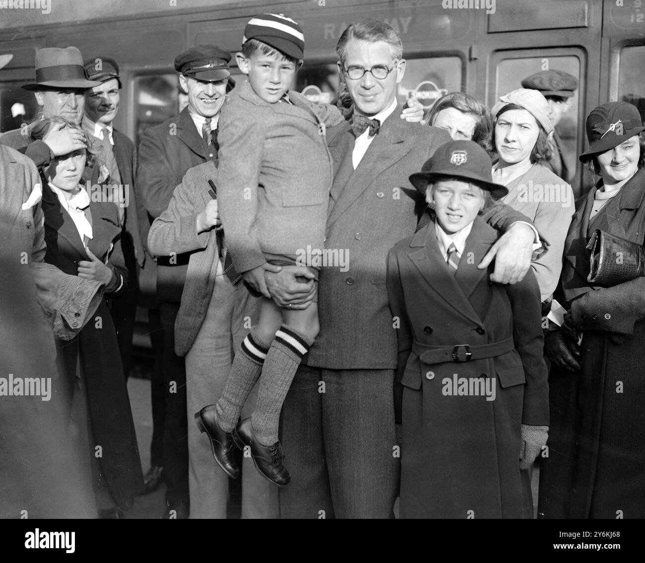 Henry Hall, della Dance Band Fame, con suo figlio Michael, e la figlia alla Waterloo Station al ritorno dall'America il 9 settembre 1935 - Henry Hall (2 maggio 1898 – 28 ottobre 1989) è stato un bandleader britannico. Ha suonato dagli anni '1920 agli anni '1950 Nel 1932 ha registrato la canzone "Teddy Bears' picnic" con la sua BBC Orchestra. Il disco ha guadagnato enorme popolarità e ha venduto oltre un milione di copie. © TopFoto Foto Stock