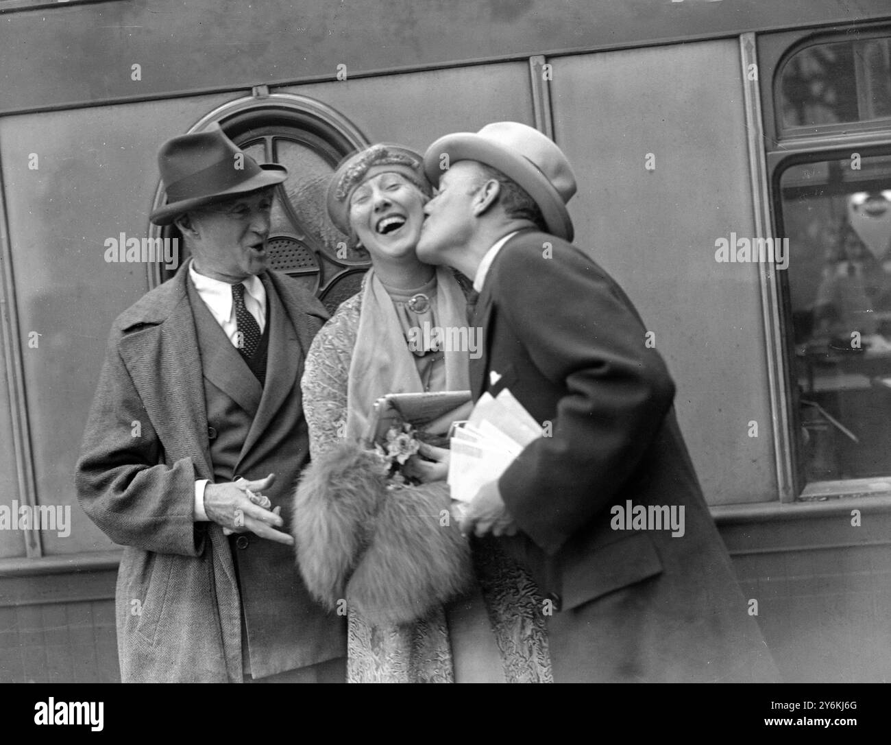 Conrad Nagel offre a Charlotte Greenwood un addio alla stazione di Waterloo il 16 ottobre 1935 Conrad Nagel (16 marzo 1897 - 24 febbraio 1970) è stato un attore statunitense di successo e idolo matinee dell'era del cinema muto e oltre. È stato anche un attore televisivo e radiofonico ben noto. Frances Charlotte Greenwood (25 giugno 1890 – 28 dicembre 1977) è stata un'attrice e ballerina statunitense. © TopFoto Foto Stock