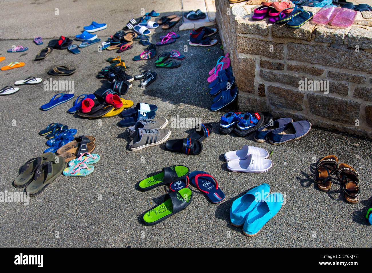Varie scarpe di fronte alla piscina all'aperto di un campeggio Foto Stock
