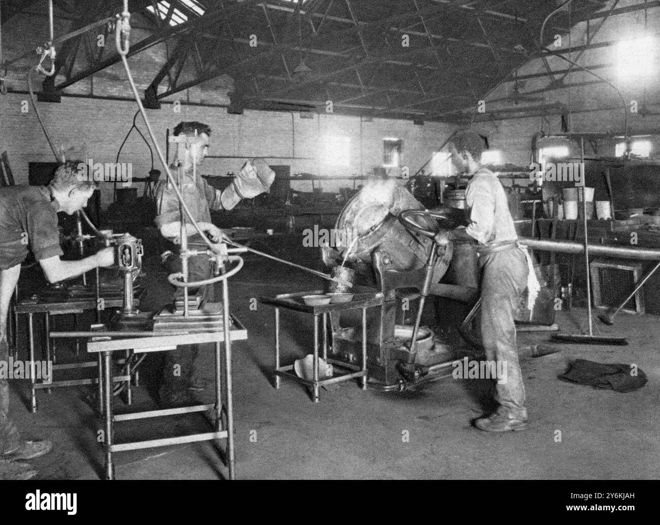 Estrazione dell'oro in Sud Africa versando metalli raffinati in una raffineria di Rand 1934 Foto Stock