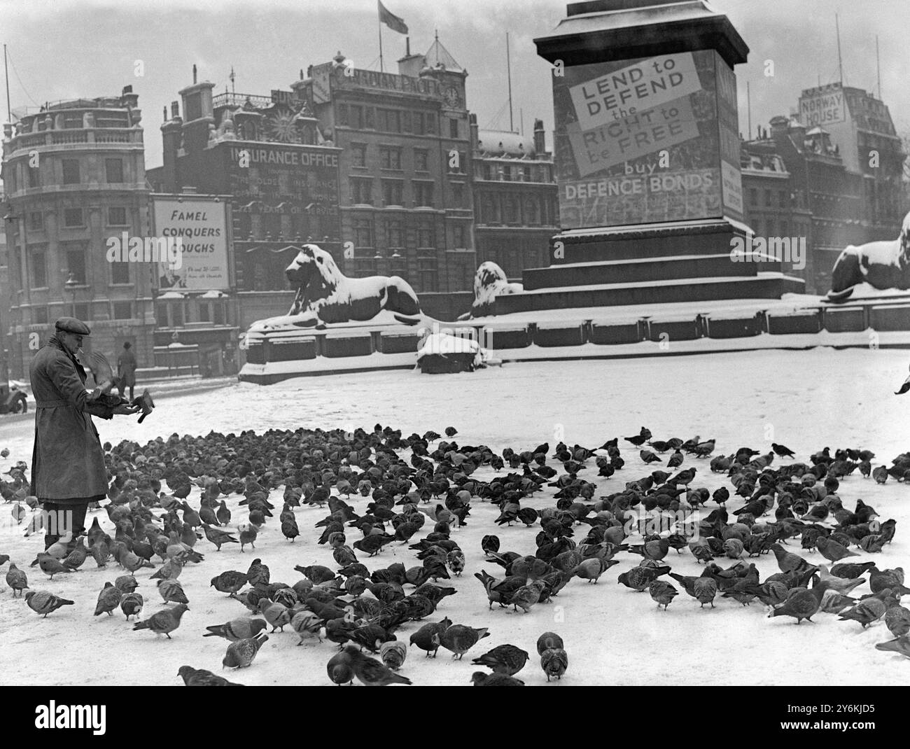 L'incantesimo invernale. Guerra, 1940 - la menzione delle condizioni meteorologiche fu proibita dal censore fino a quando non fosse trascorso un certo tempo. Scene in Trafalgar Square e Wellington Barracks. 30 gennaio 1940 © TopFoto Foto Stock