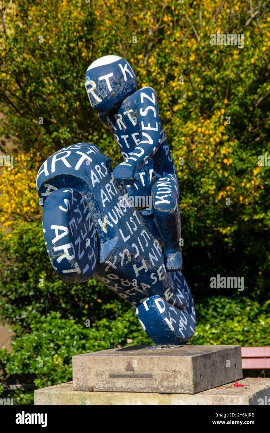 Europa, Belgio, Fiandre occidentali. Blankenberge, insolita statua di un motociclista del Gran Premio Foto Stock