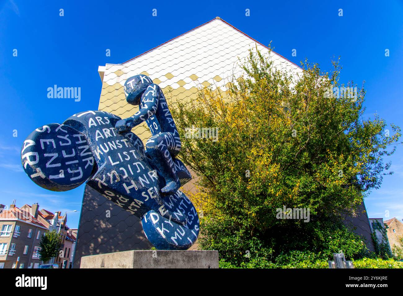 Europa, Belgio, Fiandre occidentali. Blankenberge, insolita statua di un motociclista del Gran Premio Foto Stock
