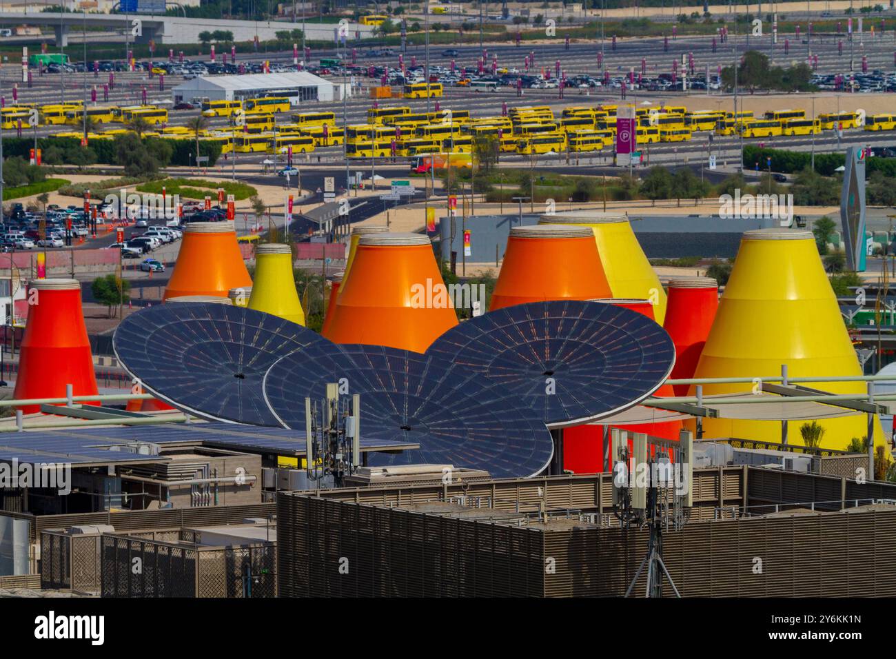 Emirati Arabi Uniti, Dubai, Expo 2020. Il padiglione Terra dedicato alla sostenibilità. Installazione di pannelli solari. Il padiglione spagnolo. Al Wasl Do Foto Stock