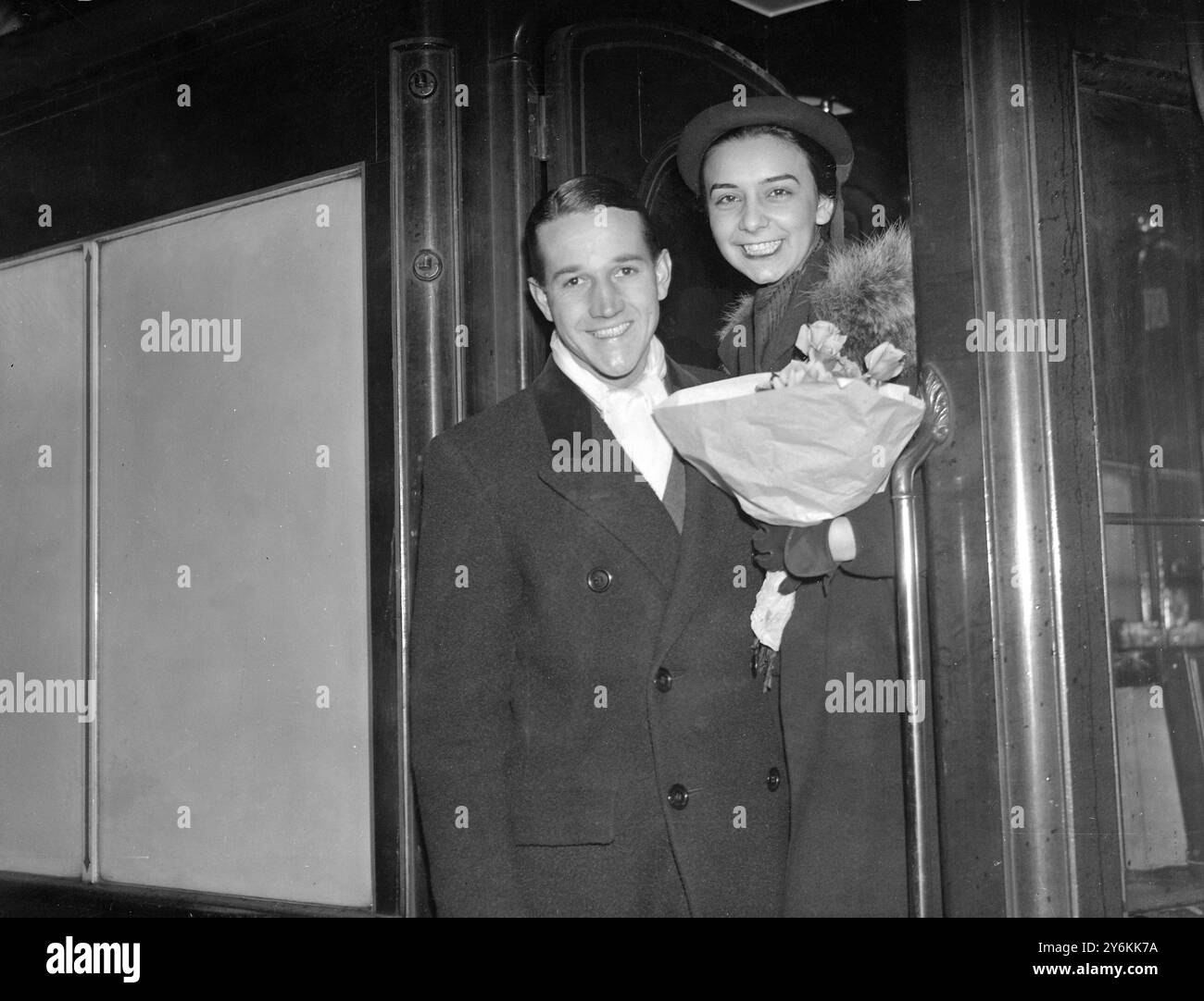 John Beattie e Lilian Kerekes, "ragazzo e ragazza ideale americano", tornano negli Stati Uniti dalla stazione di Waterloo il 18 novembre 1936 © TopFoto Foto Stock