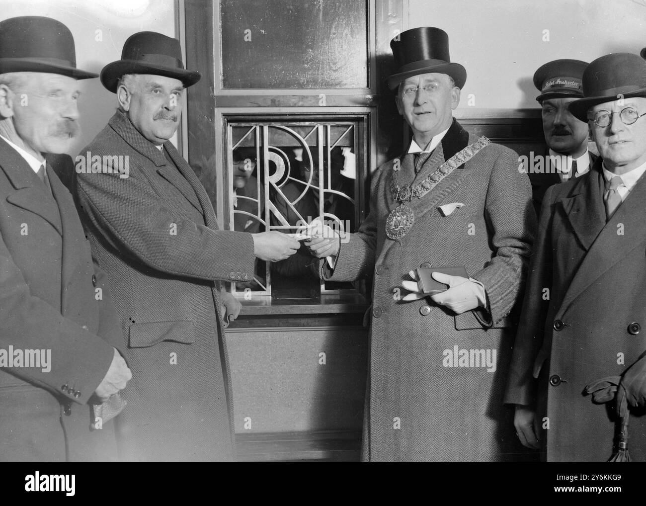 Sir Josiah Stamp, 2° da sinistra, consegna il primo biglietto emesso alla stazione ferroviaria di New London Midland e Scottish a Leigh-on-Sea al sindaco di Southend (Consigliere S.C. Frith). 4 gennaio 1934 Foto Stock