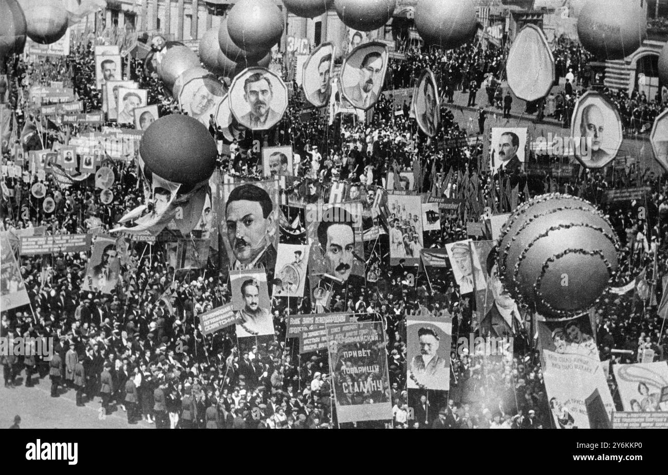 Milioni di civili hanno partecipato a una parata di massa attraverso la Piazza Rossa di Mosca per celebrare il giorno di maggio. Seguirono l'esercito in cui migliaia di soldati con i più recenti macchinari da guerra marciarono oltre la tomba di Lenin in onore di Stalin. Lord Marley fu tra gli illustri stranieri che assistettero alle celebrazioni, che quest'anno ebbero una nota ancora più leggera del solito in risposta all'ordine di Stalin secondo cui "la vita è ora più gay e migliore”. 5 maggio 1936 Foto Stock
