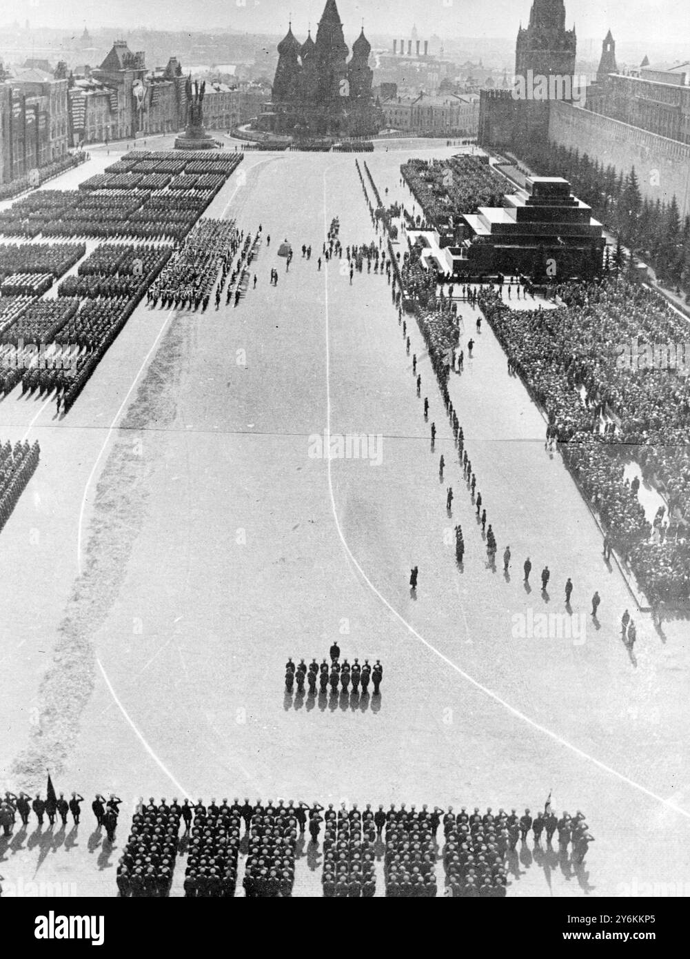 Il maresciallo Voroshiloff, Commissario di guerra sovietico, ha prestato giuramento a migliaia di reclute dell'Armata Rossa durante le celebrazioni del giorno di maggio nella Piazza Rossa di Mosca. Lord Marley fu tra gli illustri stranieri che assistettero alle celebrazioni, che quest'anno ebbero una nota ancora più leggera del solito in risposta all'ordine di Stalin secondo cui "la vita è ora più gay e migliore”. 5 maggio 1936 Foto Stock