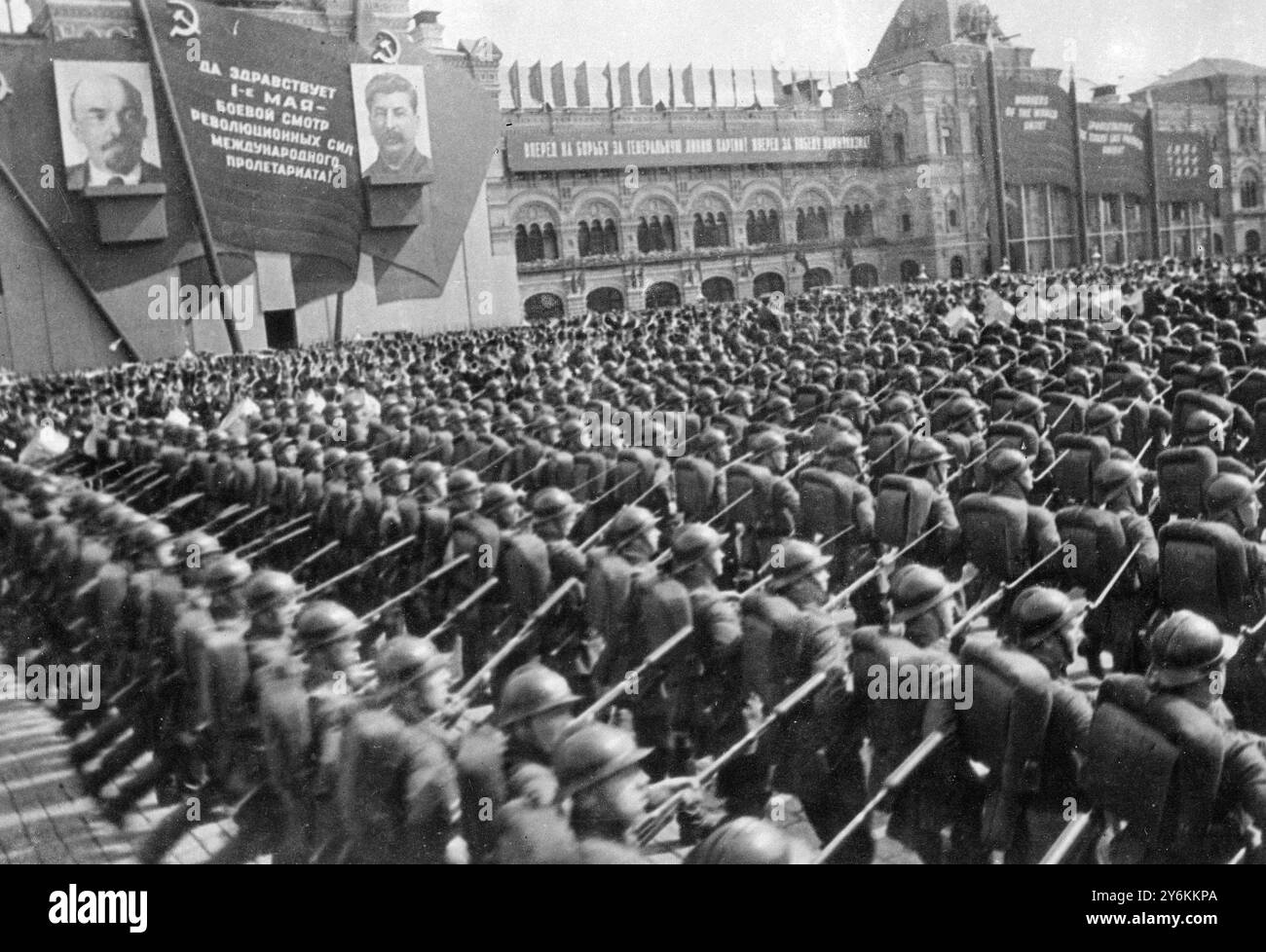 Colonna di fanteria con baionette fisse in marcia nella Parata del giorno di maggio nella Piazza Rossa, Mosca. La parata civile seguì l'esercito in cui decine di migliaia di soldati con le ultime macchine da guerra marciarono oltre la tomba di Lenin in in onore di Stalin. Lord Marley fu tra gli illustri stranieri che assistettero alle celebrazioni, che quest'anno ebbero una nota ancora più leggera del solito in risposta all'ordine di Stalin secondo cui "la vita è ora più gay e migliore”. 5 maggio 1936 Foto Stock
