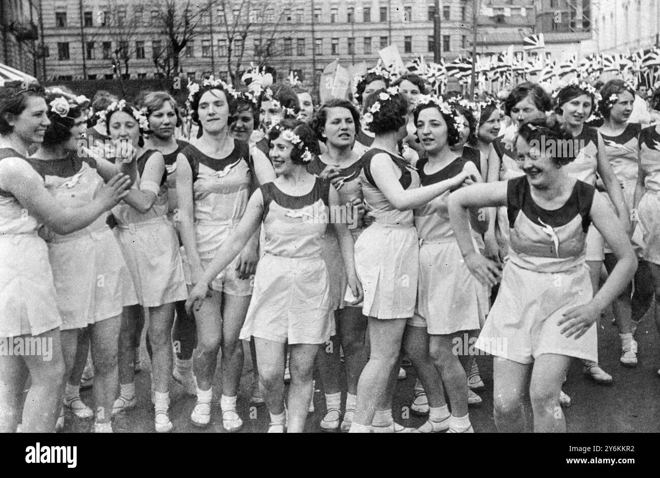 Maggio Queens. Festeggiamenti del giorno di maggio nella Piazza Rossa di Mosca. La parata civile seguì l'esercito in cui decine di migliaia di soldati con le ultime macchine da guerra marciarono oltre la tomba di Lenin in in onore di Stalin. Lord Marley fu tra gli illustri stranieri che assistettero alle celebrazioni, che quest'anno ebbero una nota ancora più leggera del solito in risposta all'ordine di Stalin secondo cui "la vita è ora più gay e migliore”. 5 maggio 1936 Foto Stock