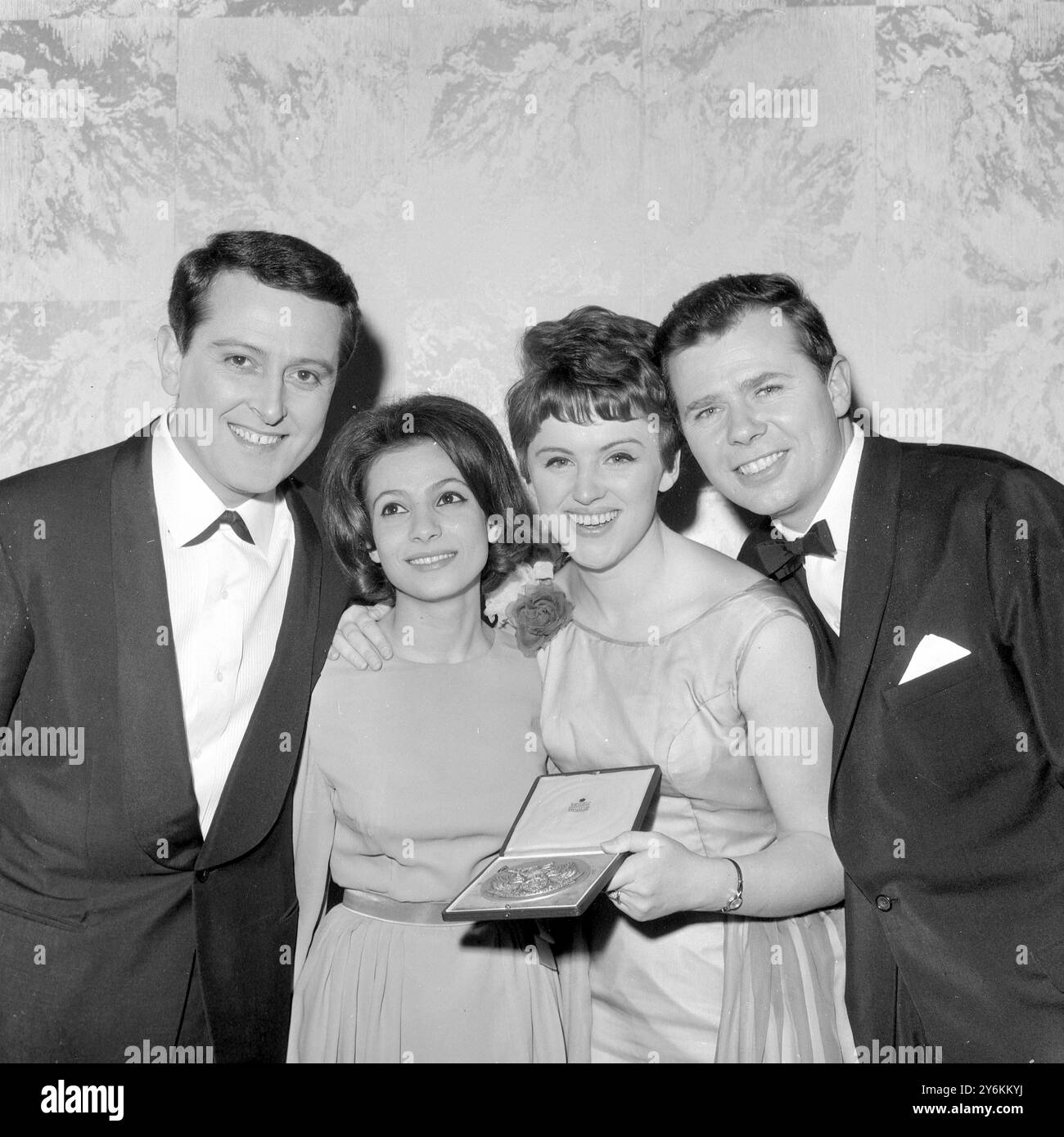 Londra: Dopo la finale dell'Eurovision Song Contest 1963 a Londra, ci sono il marito danese e la moglie Jorgen e Grethe Ingmann, che hanno vinto il concorso con il loro numero 'Dansevise' (Dance Sound), Ester Ofarim della Svizzera, che è stato secondo, e Emilio pericoli dell'Italia, che è stato terzo. 24 marzo 1963 Foto Stock