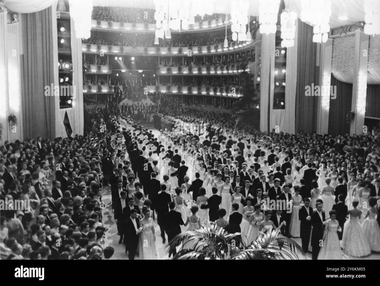 210 coppie del Comitato Giovanile eseguono la Polonaise del compositore austriaco Karl Michael Ziehrer al ballo d'opera messo in scena al Teatro dell'Opera di Vienna il 20 febbraio 1963. Foto Stock