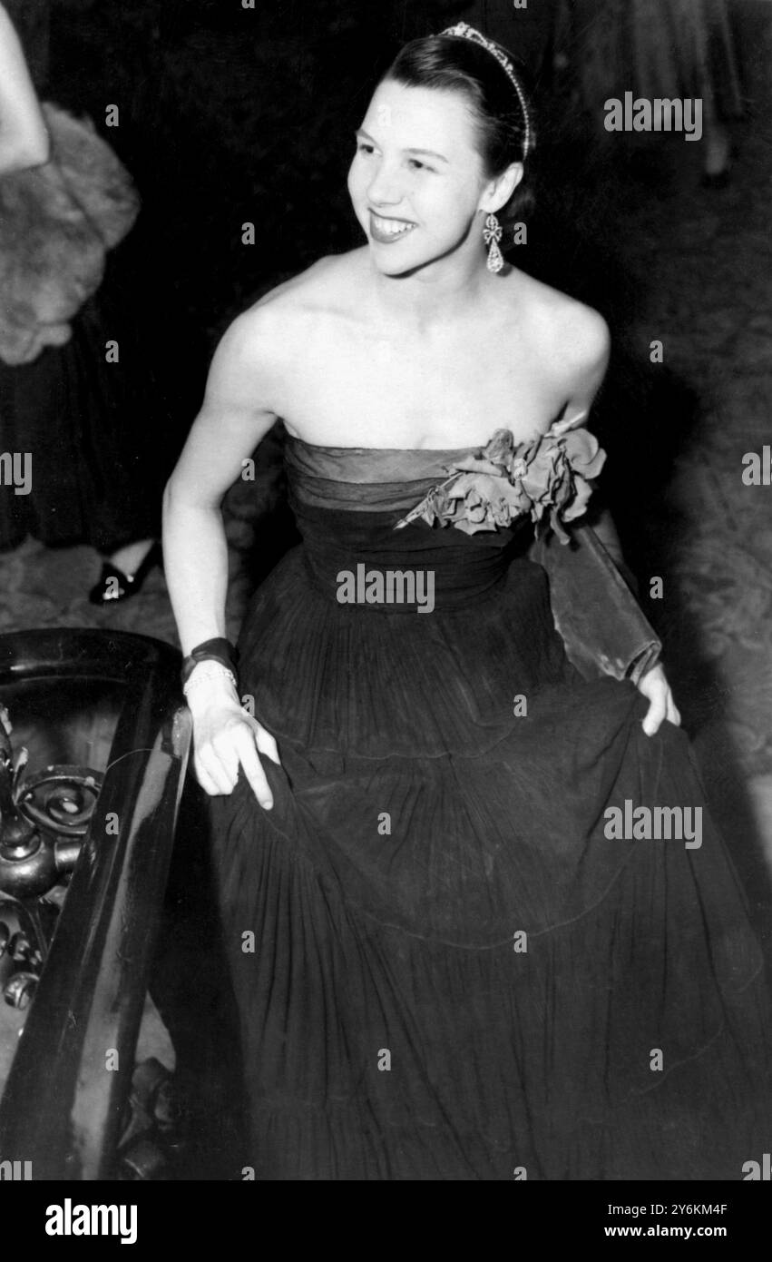 Beryl Grey indossa un abito di tuile nero e orecchini e tiara di diamanti abbinati al Covent Garden mentre la stagione autunnale del balletto Sadler's Wells ha aperto - 4 settembre 1952 - Dame Beryl Elizabeth Grey, nata Groom, DBE, DMU, DLitt, ed. D, FRSA (11 giugno 1927, Highgate) è una ballerina e ballerina britannica. ©TopFoto Foto Stock