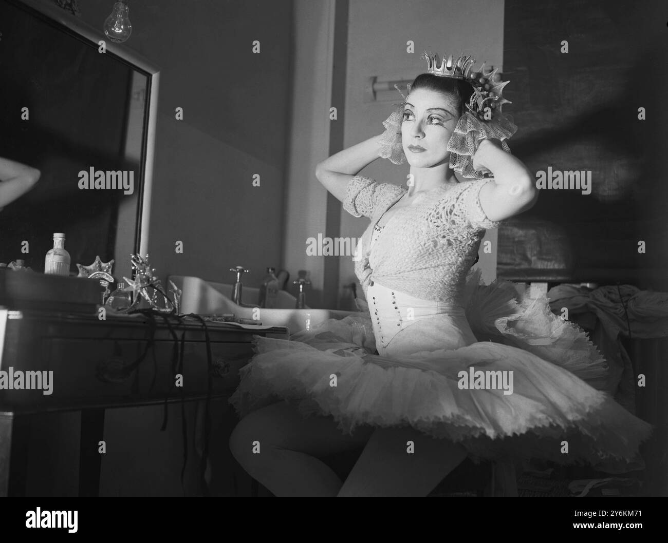 Margot Fonteyn si prepara a ballare il ruolo della Principessa nel suo spogliatoio al Covent Garden - 18 febbraio 1946 - Dame Margot Fonteyn de Arias, DBE, (18 maggio 1919, Reigate, Surrey, Regno Unito - 21 febbraio 1991, Panama City, Panama), la prima ballerina assoluta britannica. ©TopFoto Foto Stock